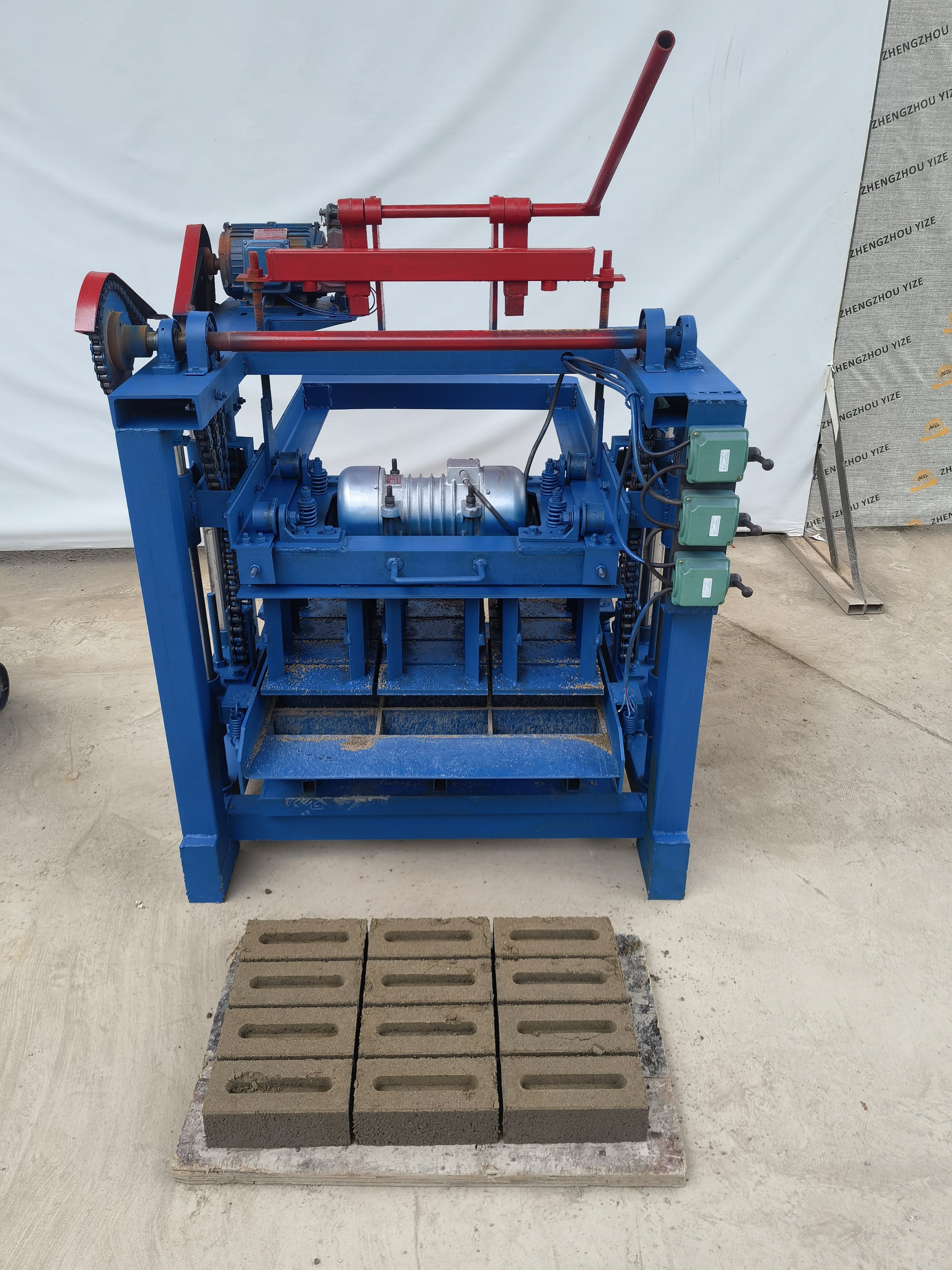 Clay Roof Tile KM4-35 Semi-automatic Concrete Block Molding Machine Producing Sewer Hollow Cement Cover Plate 600 1-2 Persons