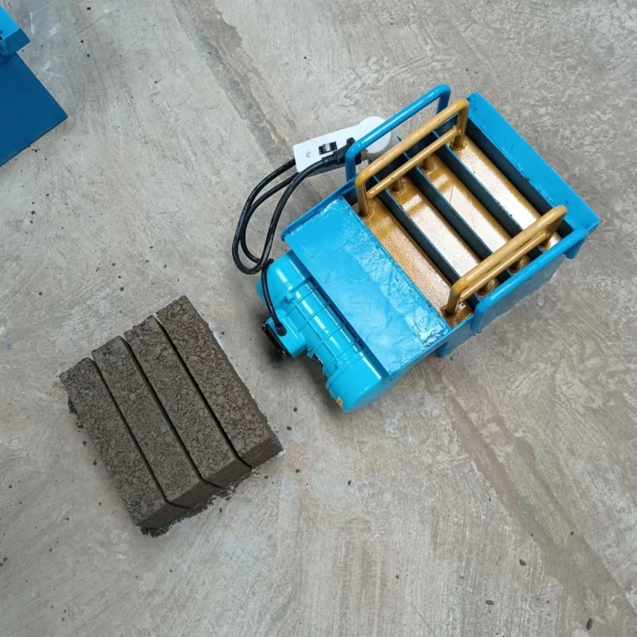 Spot supply household hand-type cement-free mobile brick machine