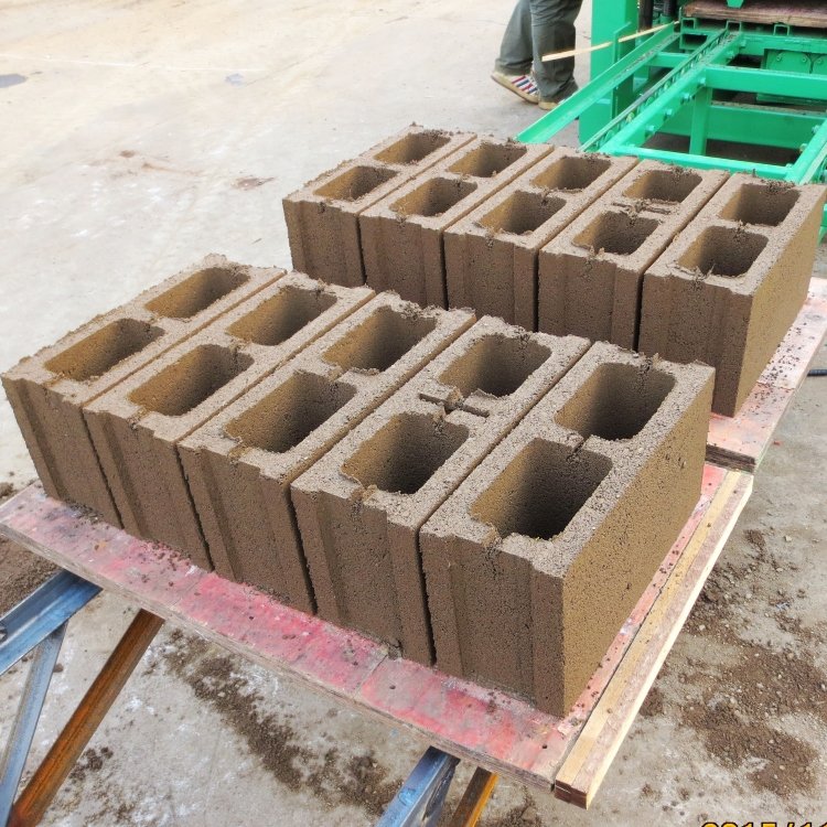 QT4-20A Automatic Hollow Cement Block Machine Interlocking Brick Making Machinery