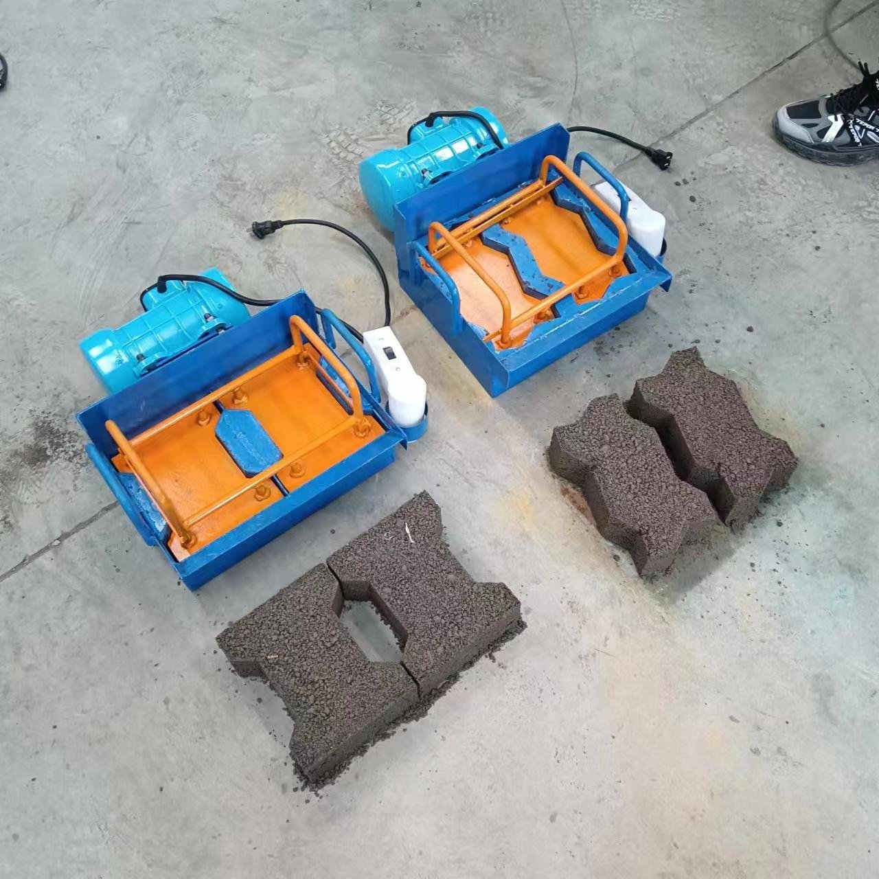 Manual small vibration hollow cement block concrete brick making machine