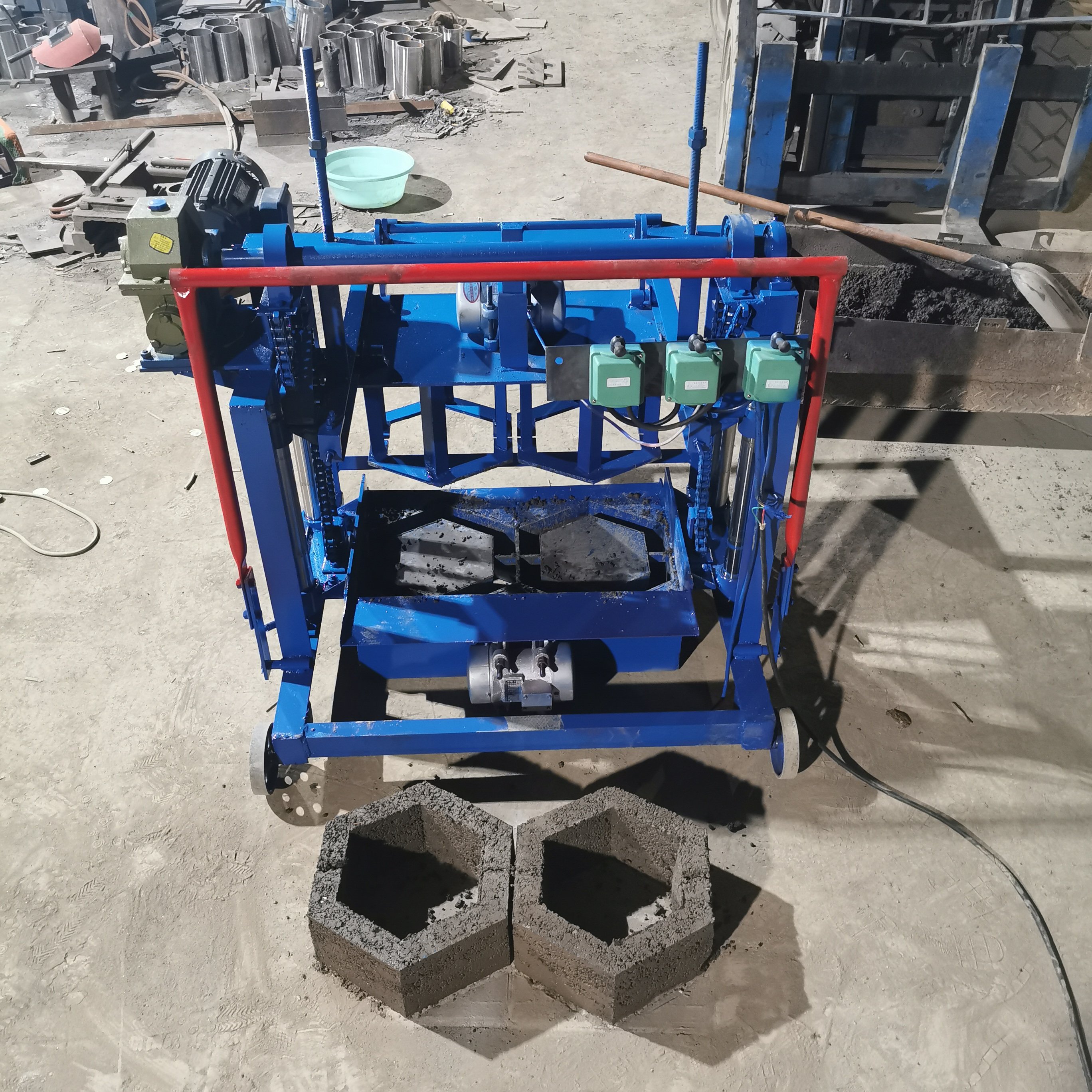 Brick Block Machine Simple Operation Entity Manufacturer Direct Sale KM4-45 Automatic Lifting Small Mobile Concrete Solid 380
