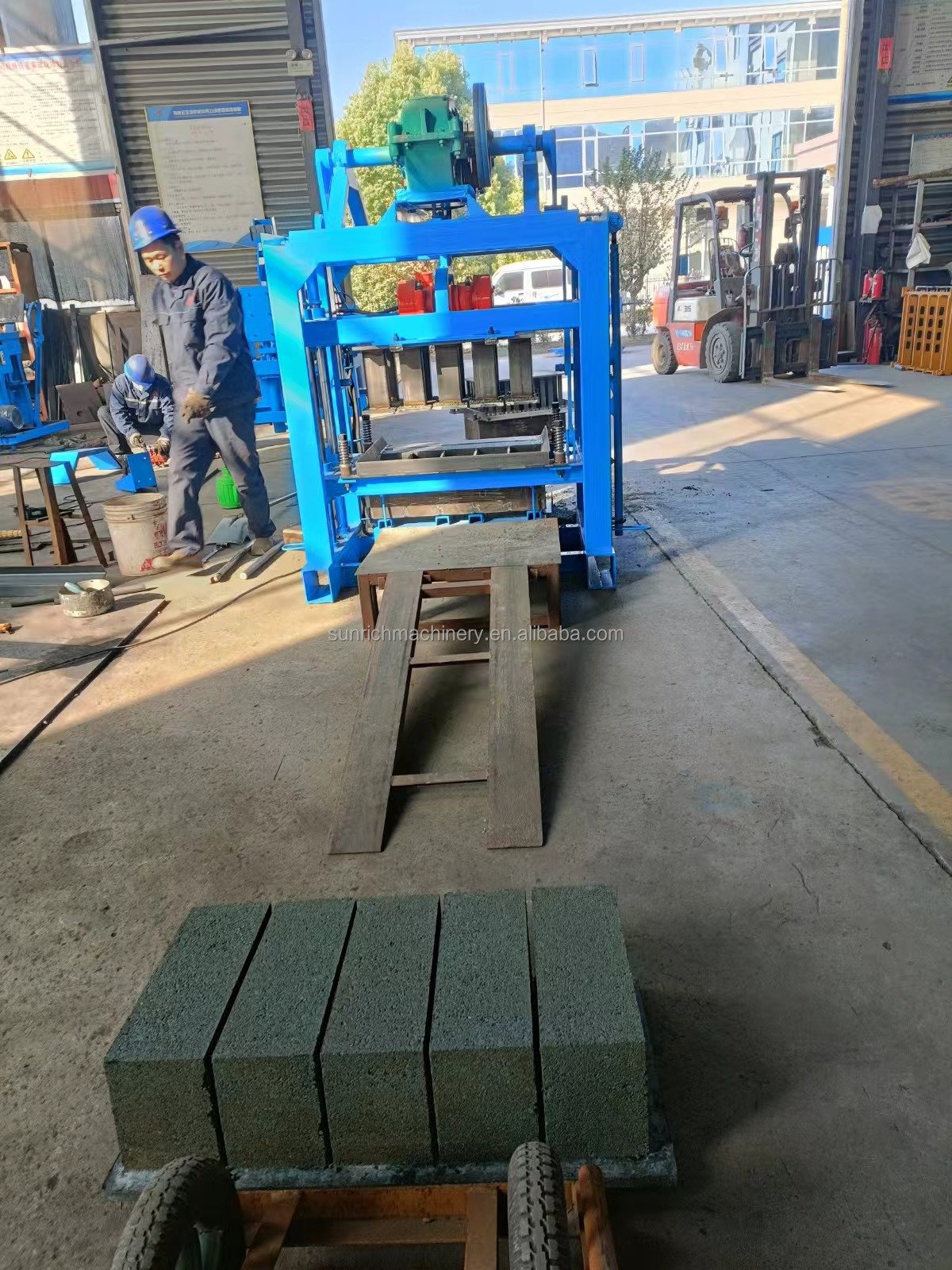 QTJ4-40 Small Scale Concrete Pavement Hollow Brick Making Machinery Africa price
