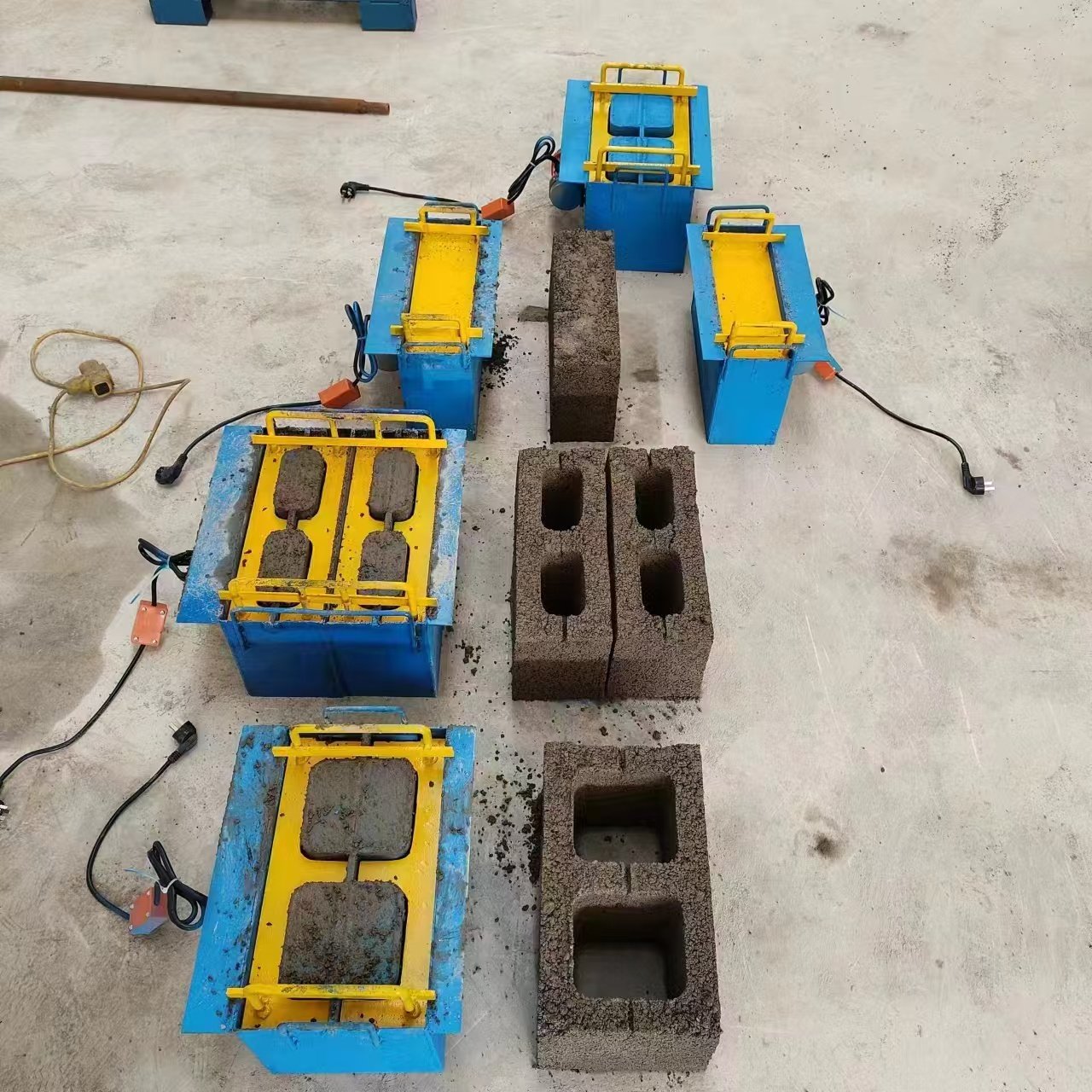 Small Scale Business Suitable Cement Brick Forming Electrical Vibration Motor Drive Small Construction Machinery