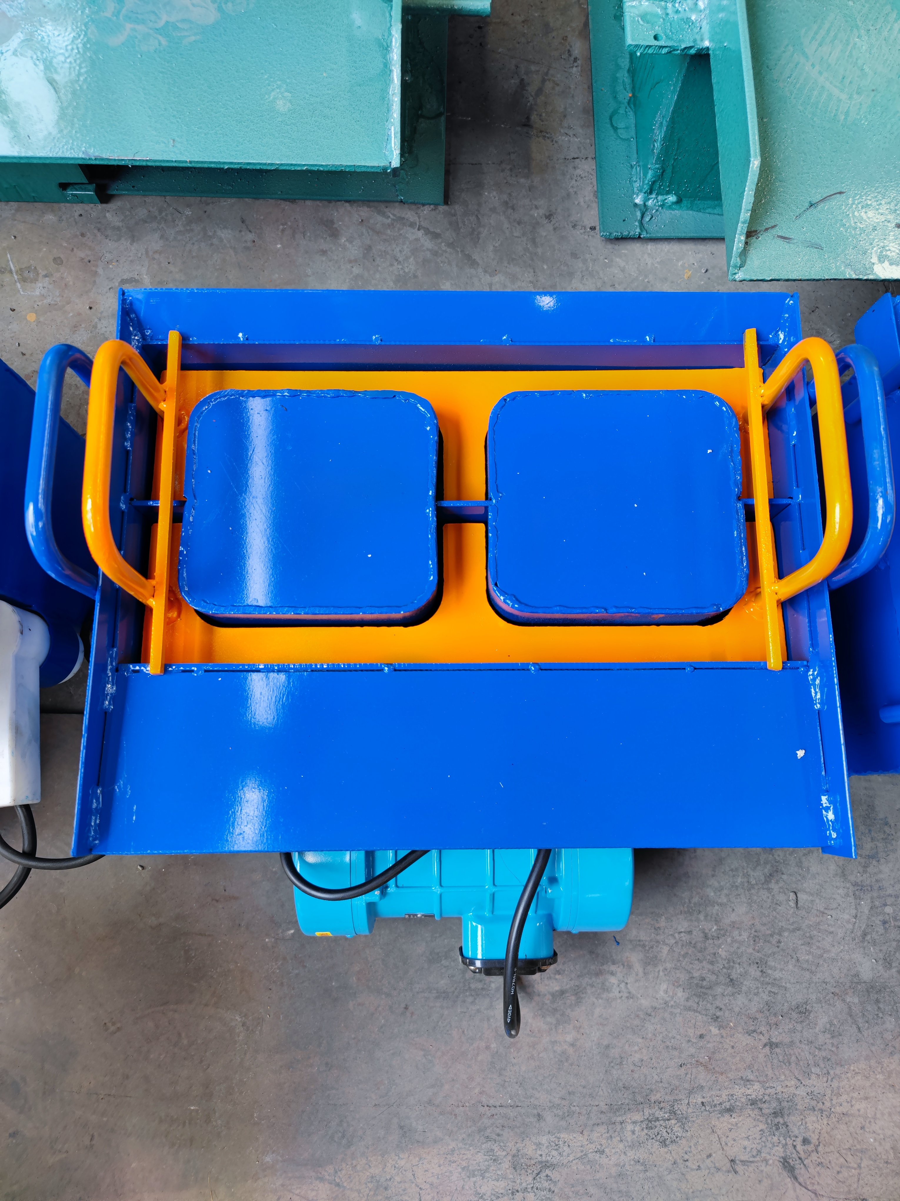 Small Scale Business Suitable Cement Brick Forming Electrical Vibration Motor Drive Small Construction Machinery