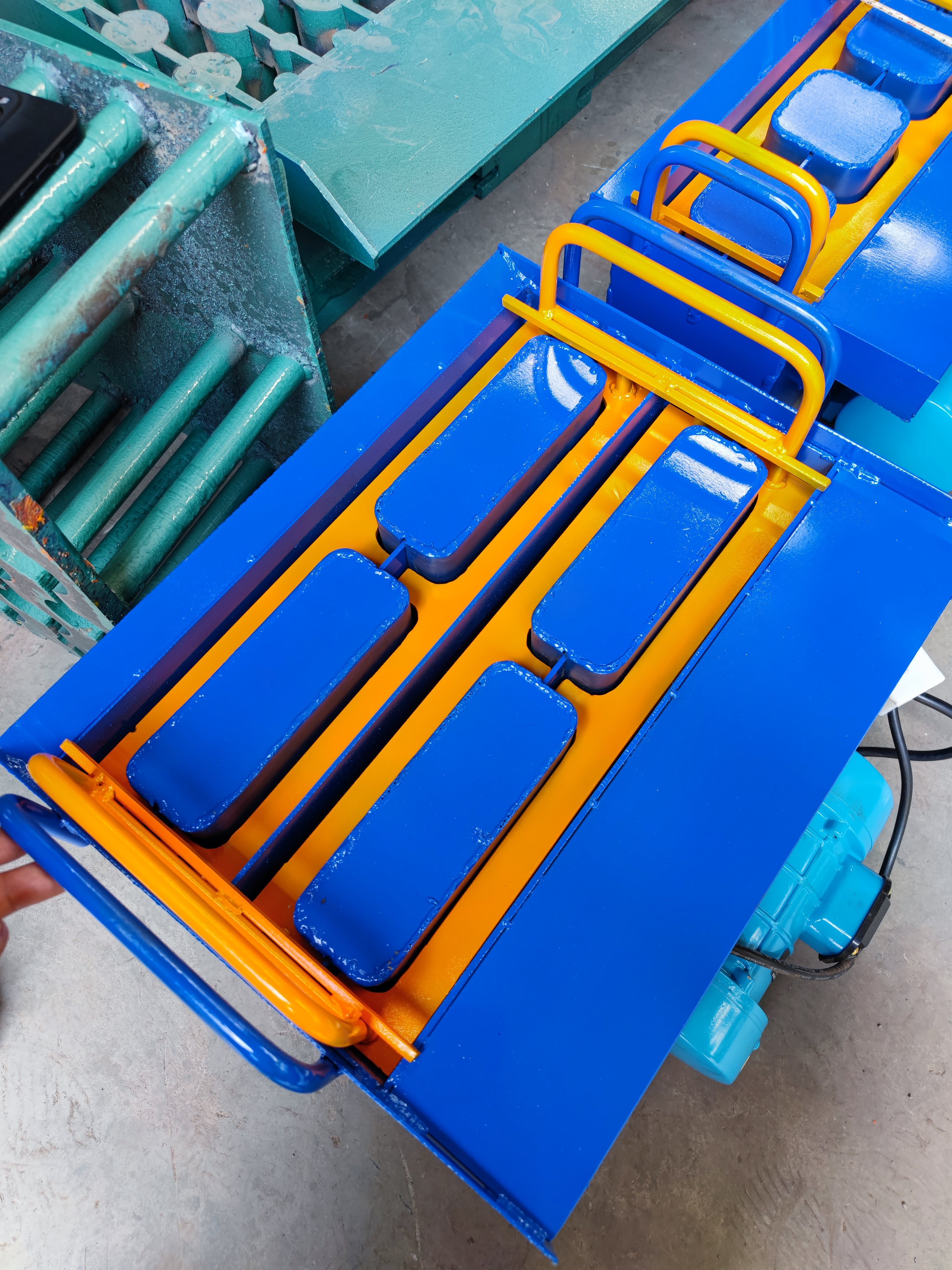 Small Scale Business Suitable Cement Brick Forming Electrical Vibration Motor Drive Small Construction Machinery