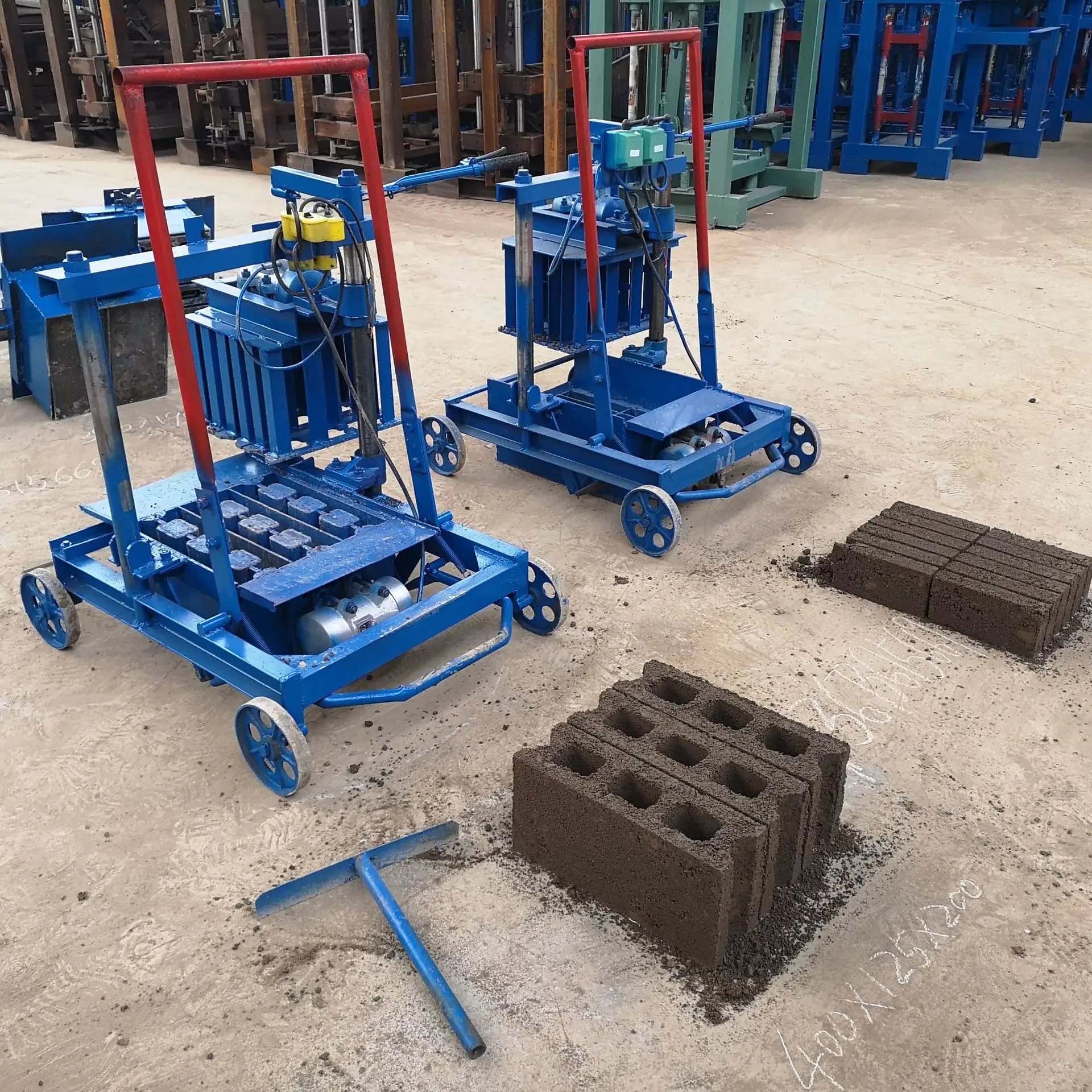 Low cost mobile egg laying type simple operation cement concrete brick making machine