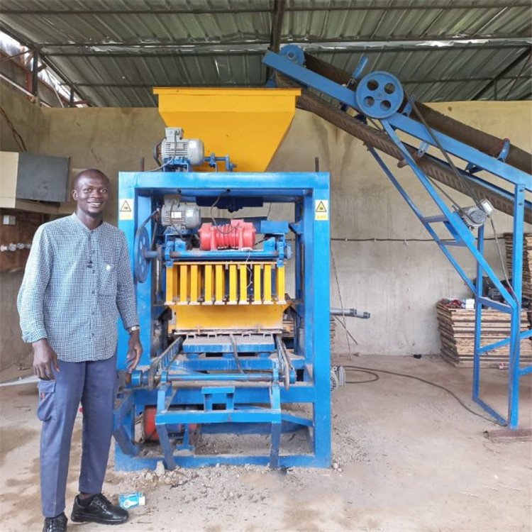 QT4-26 lowest price brazil small hat gypsum breeze blocking cement brick machinery concrete interlocking block making machine