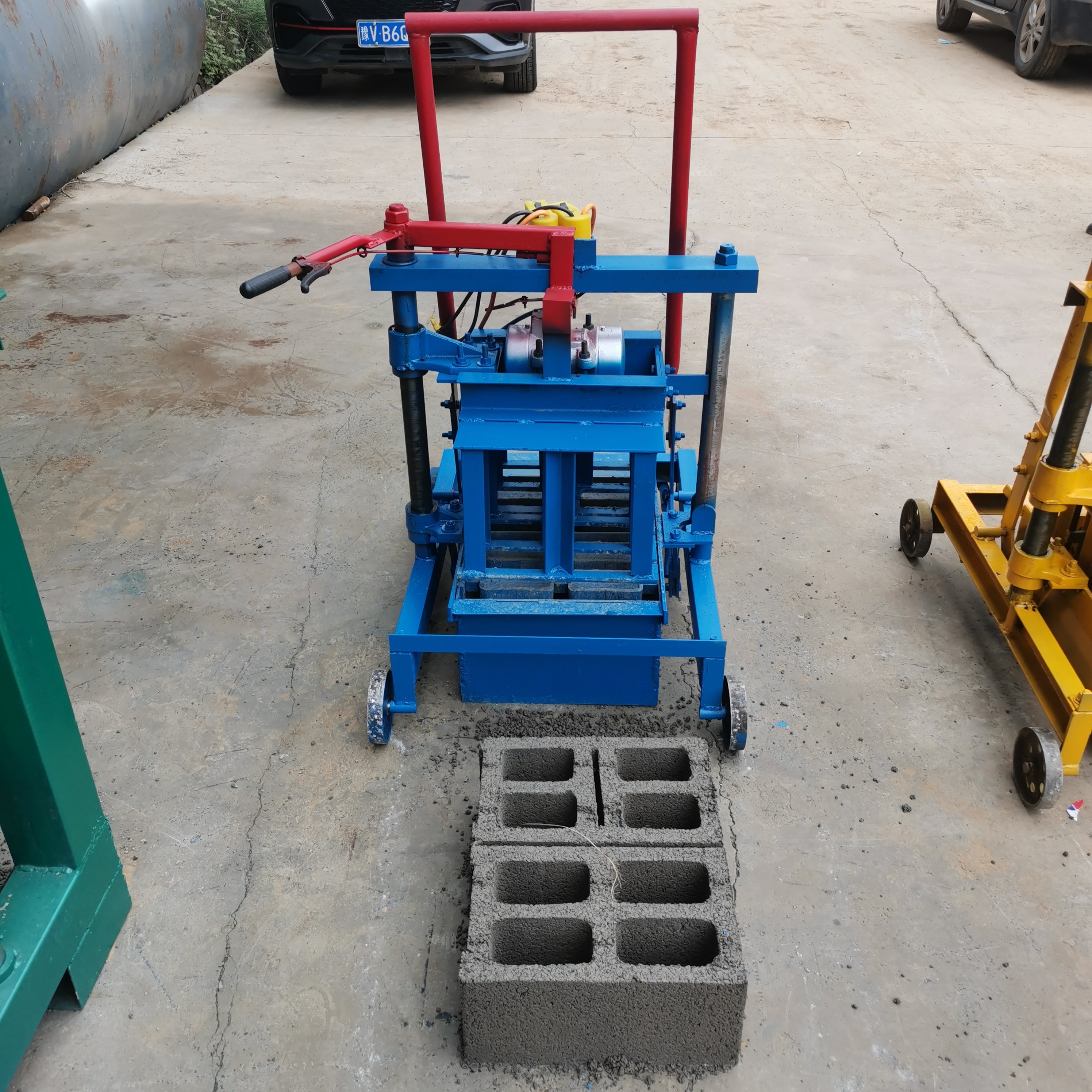 recycling machine for plastic waste to make bricks Concrete block machine Produce 400-240-200mm LWH four holes hollow bricks