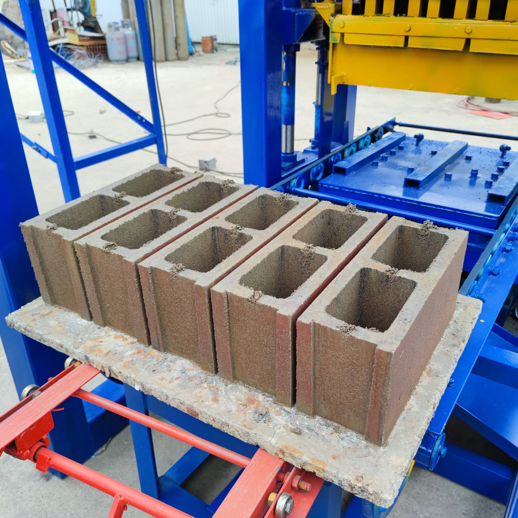 The QT 4-24 paver and brick making machine, a semi-automatic block machine used in the construction industry, are selling well