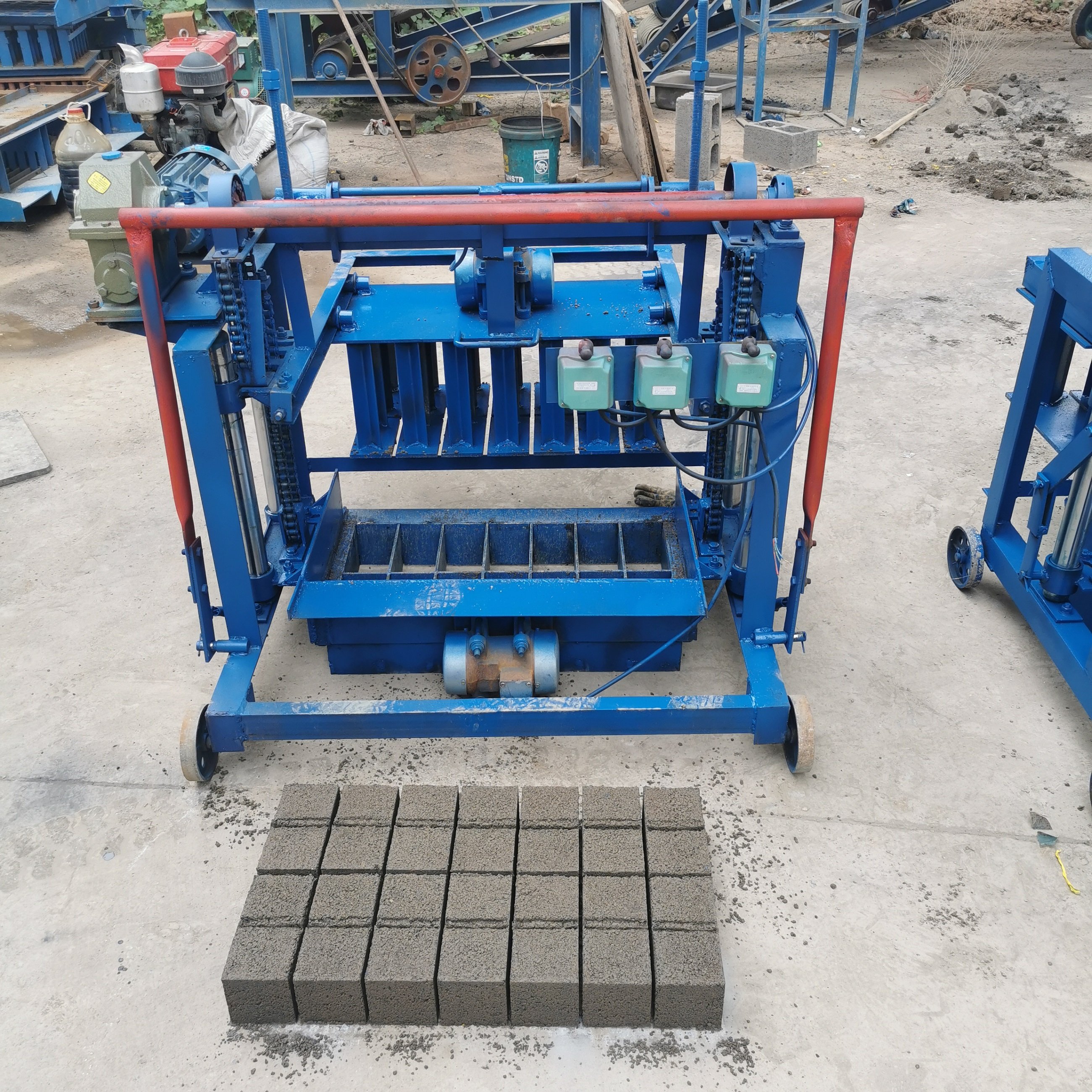 Used in construction KM4-45 electric lift type concrete block molding machine Producing cement solid cubes Factory direct sale