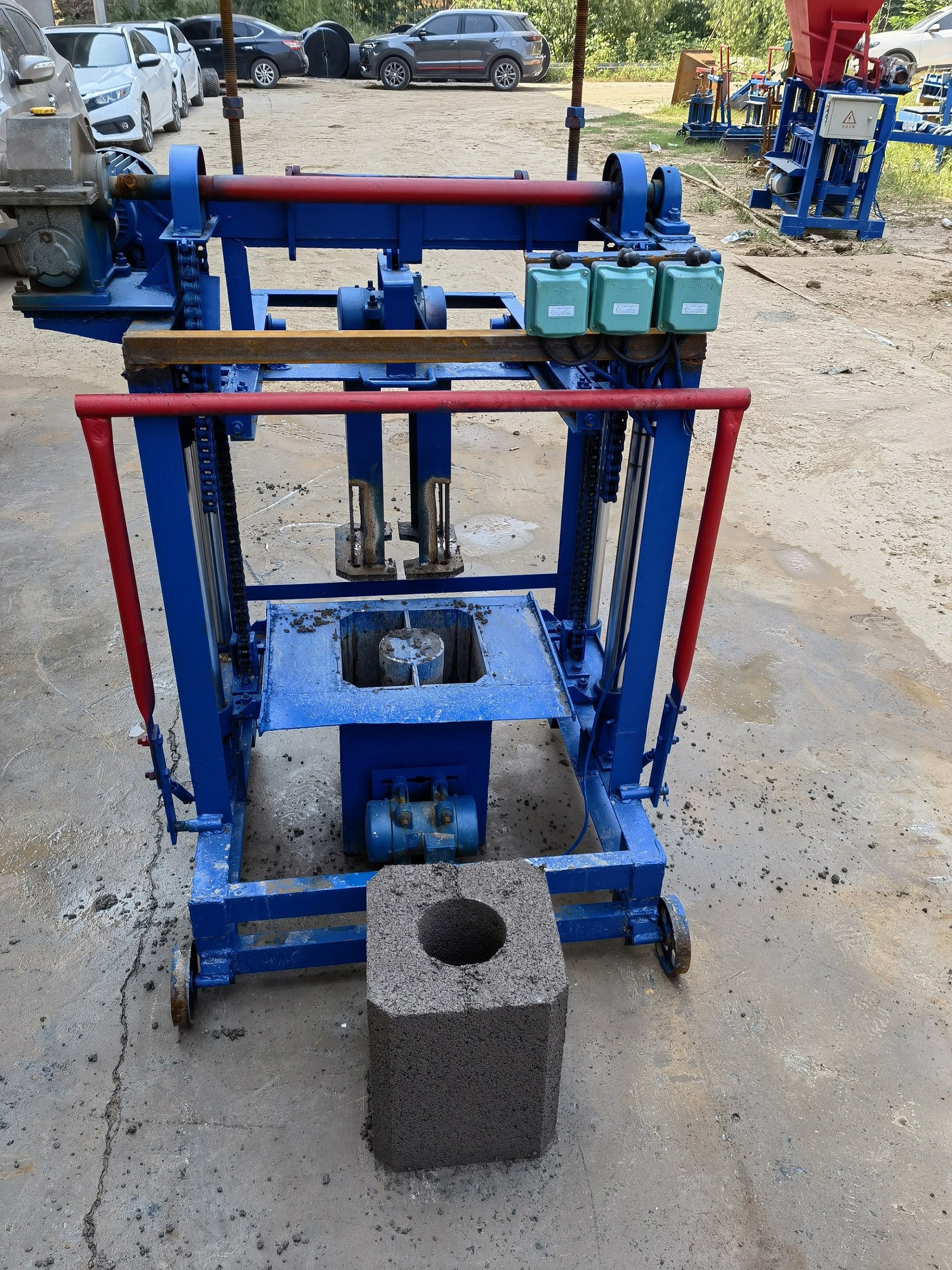 Used in construction KM4-45 electric lift type concrete block molding machine Producing cement solid cubes Factory direct sale