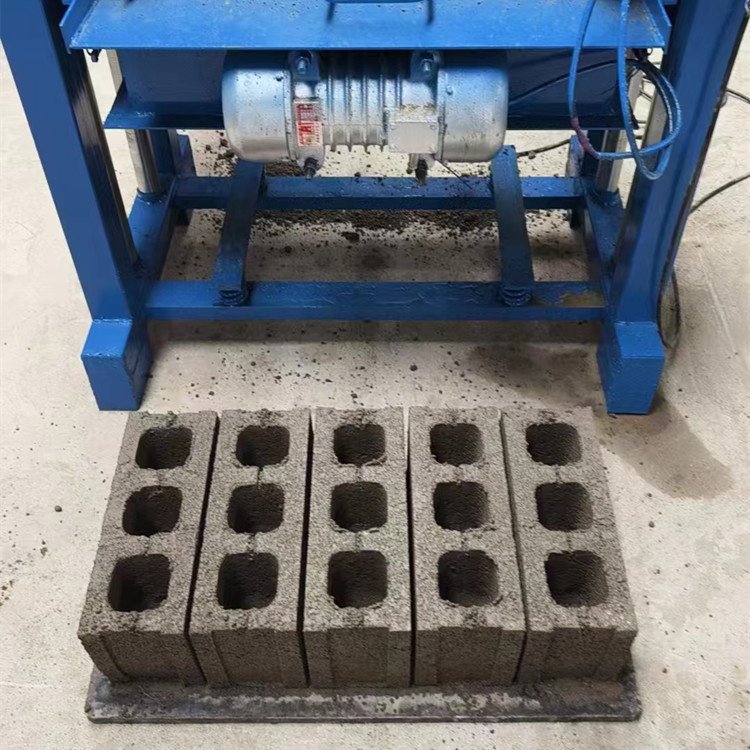 Mobile non-burning hollow brick machine roadside stone block brick machine concrete brick machine