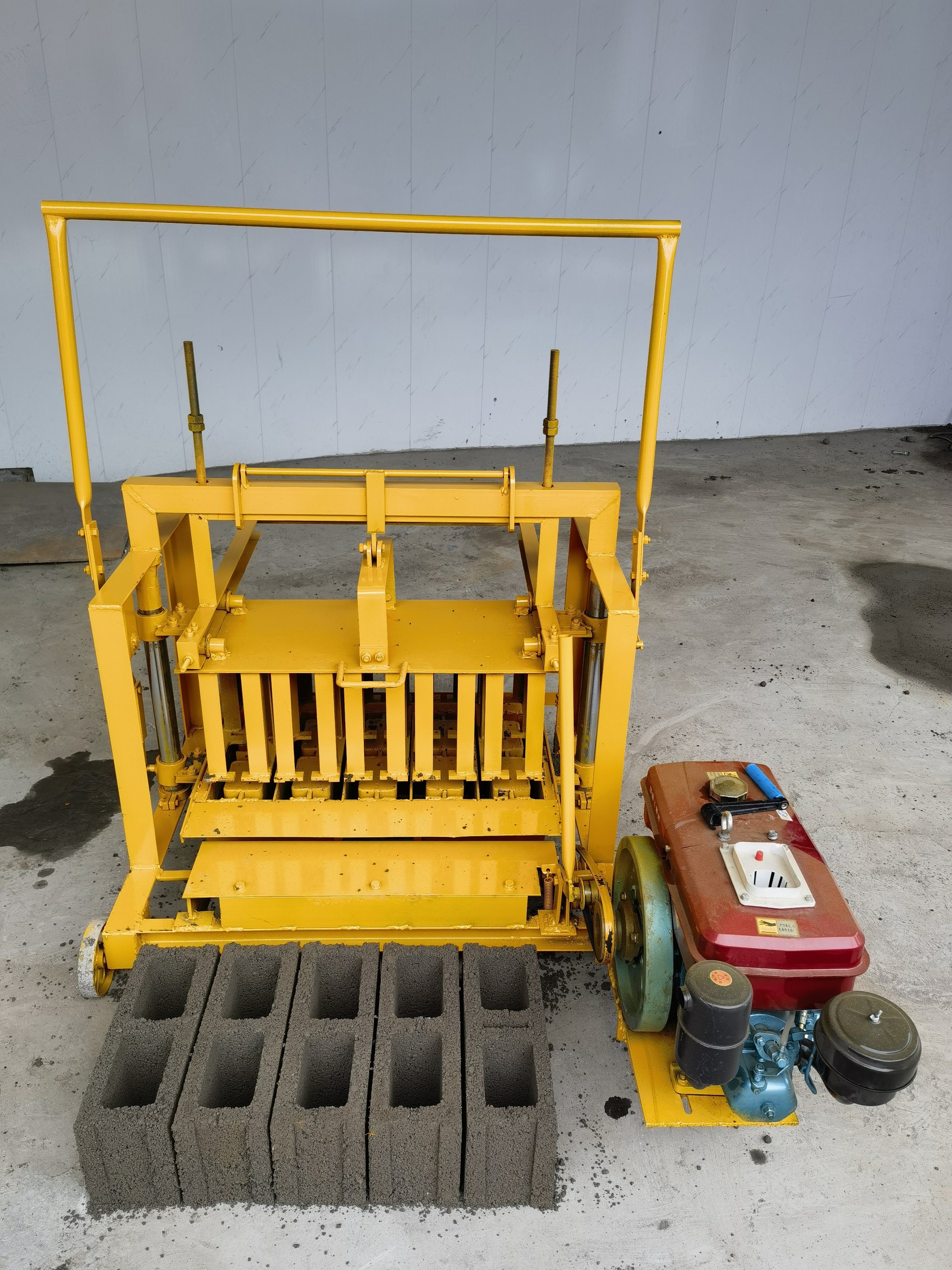 Diesel engine mobile hollow block machine For concrete block factory and building materials shop