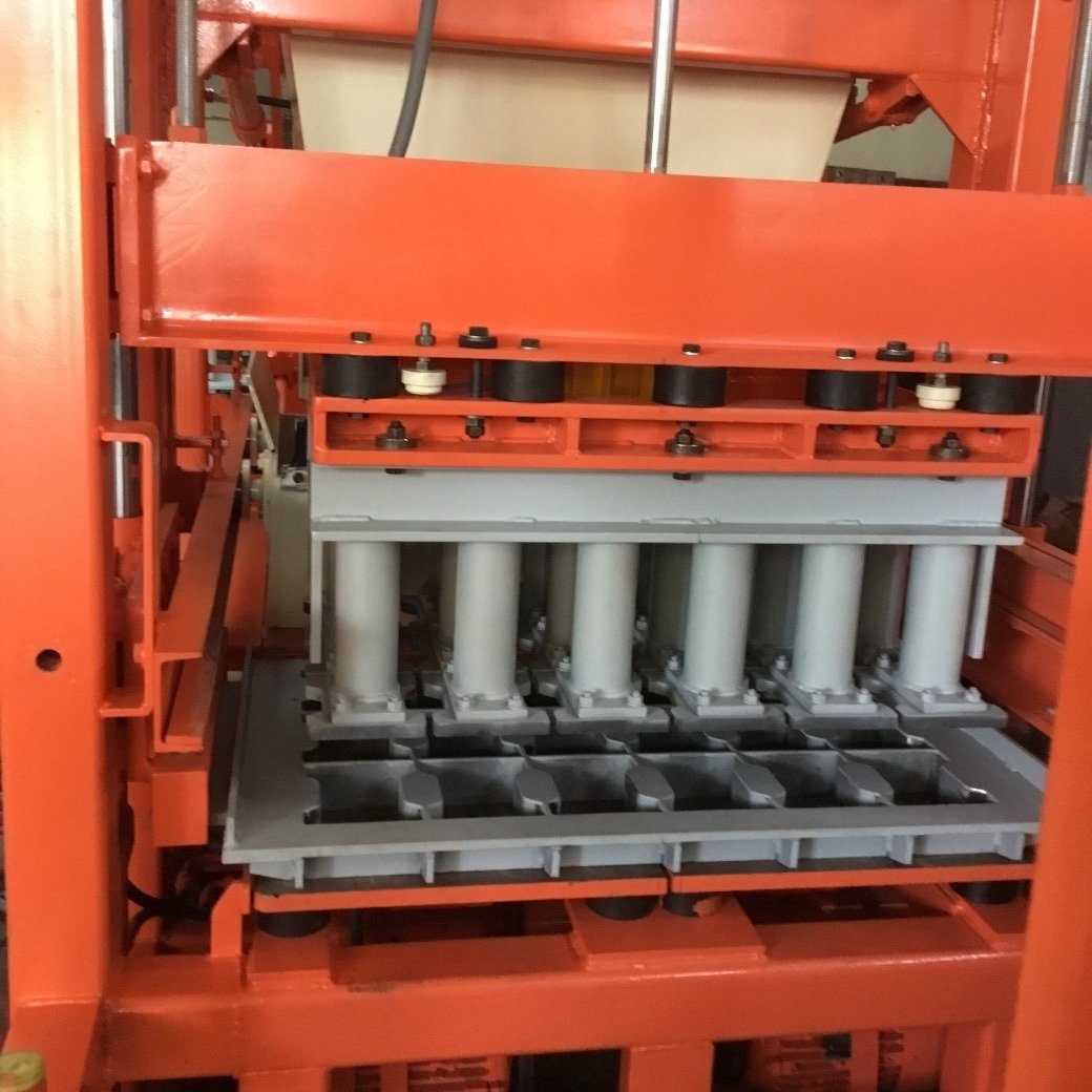 52 kW, semi automatic, hydraulic power concrete block making machine