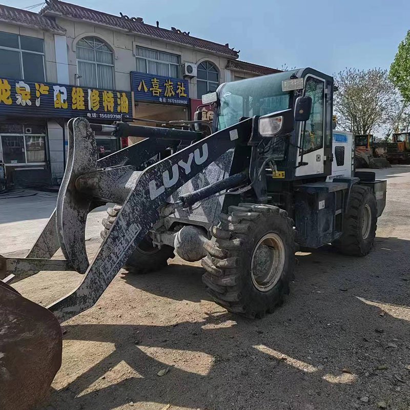 Chinese made second-hand wheel loaders LUYU with EPA and CE are sold at discounted prices
