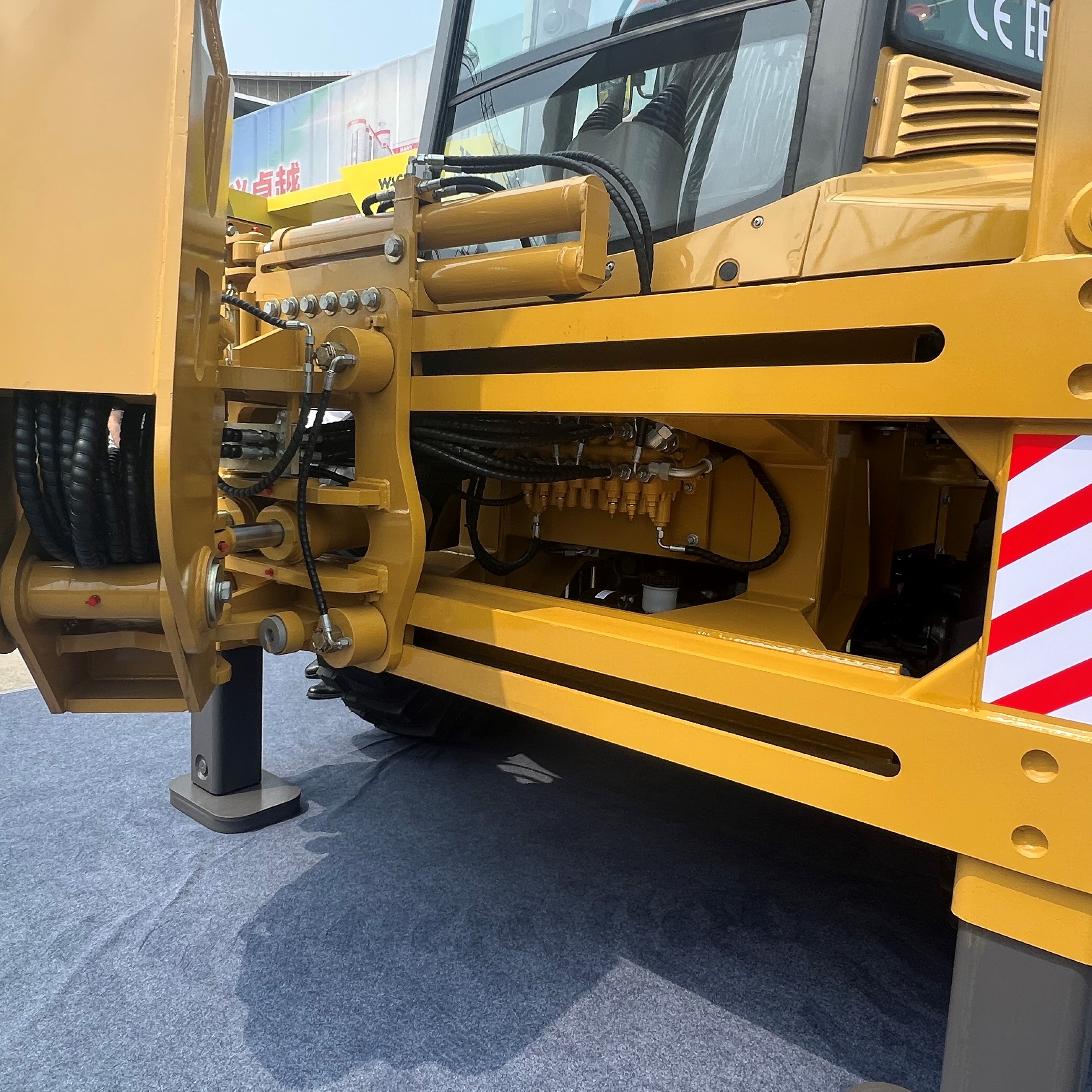 Top Shanmon 2.5Ton Backhoe Loader 388H with 4 in 1 bucket /Telescopic arm/Front quick hitch popular with EAC and best price