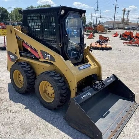 fairly used and new CATERPILLAR skid steer loader 226B3 in good condition