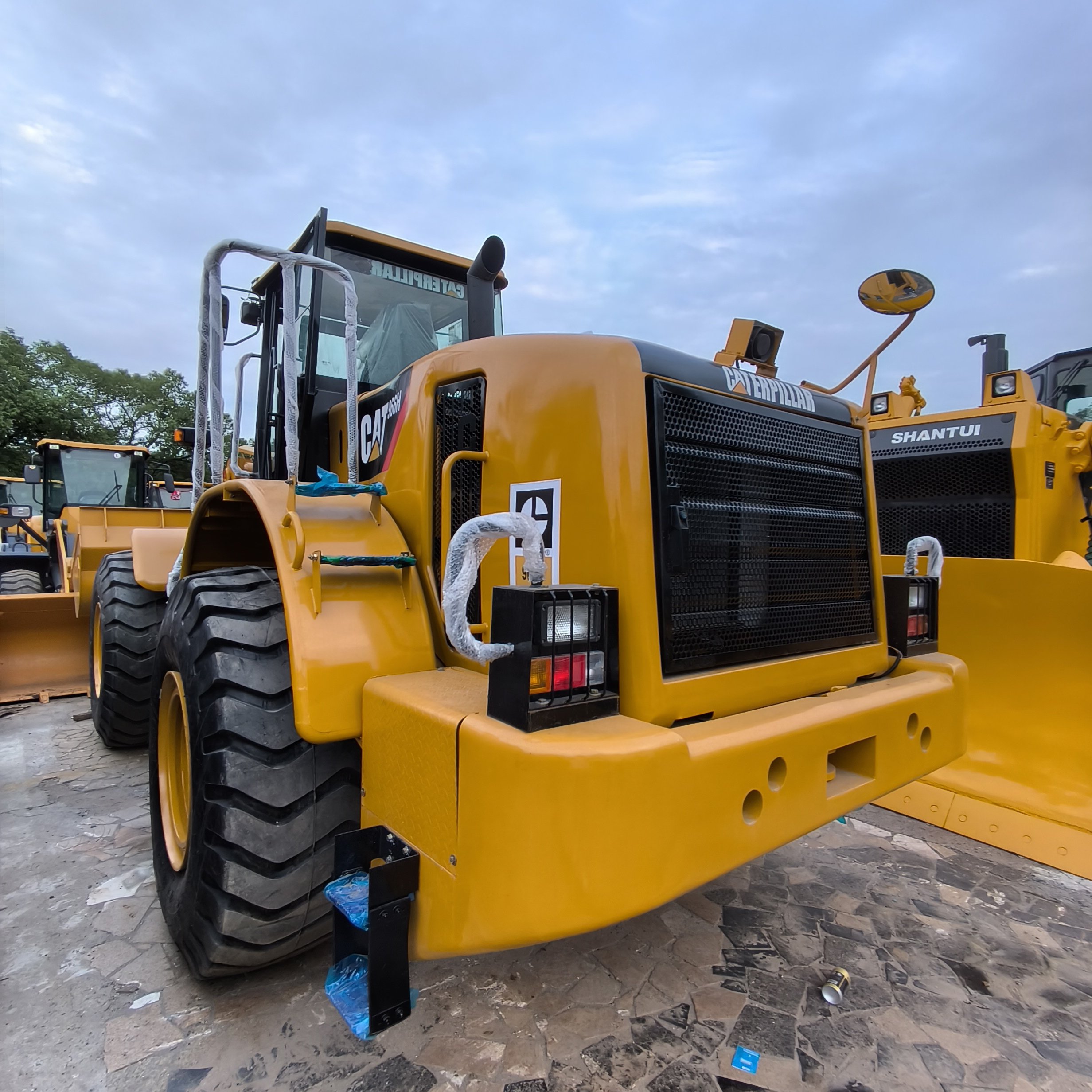The used Caterpillar 966H loader is available for sale in China, with a 6-ton Caterpillar loader at an affordable price