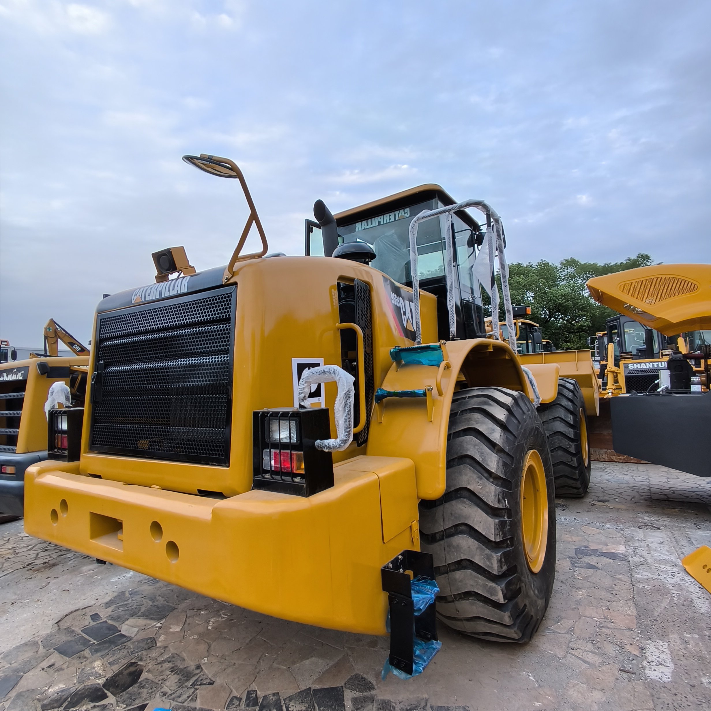The used Caterpillar 966H loader is available for sale in China, with a 6-ton Caterpillar loader at an affordable price