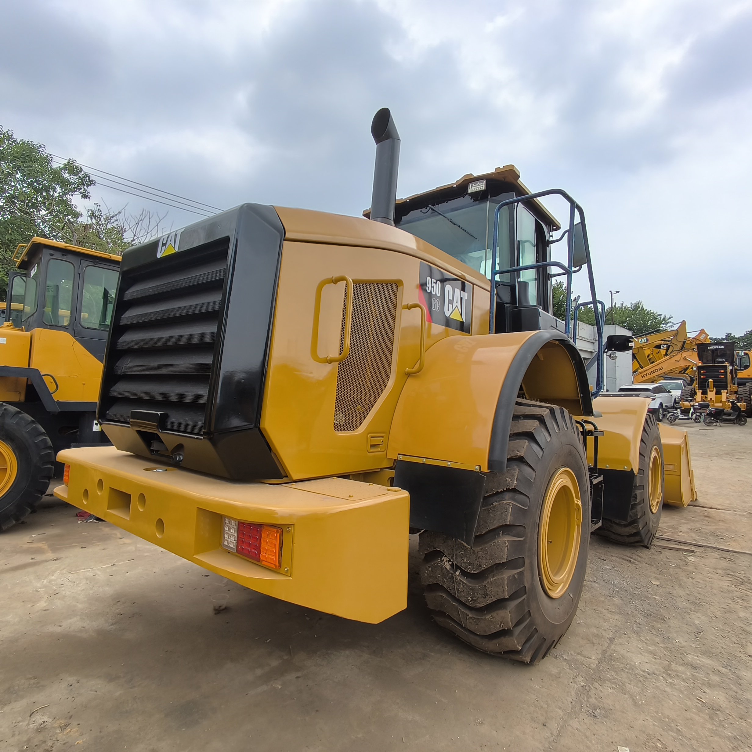 The used CAT 950GC loader is sold in China at an affordable and negotiable price and original Caterpillar engine