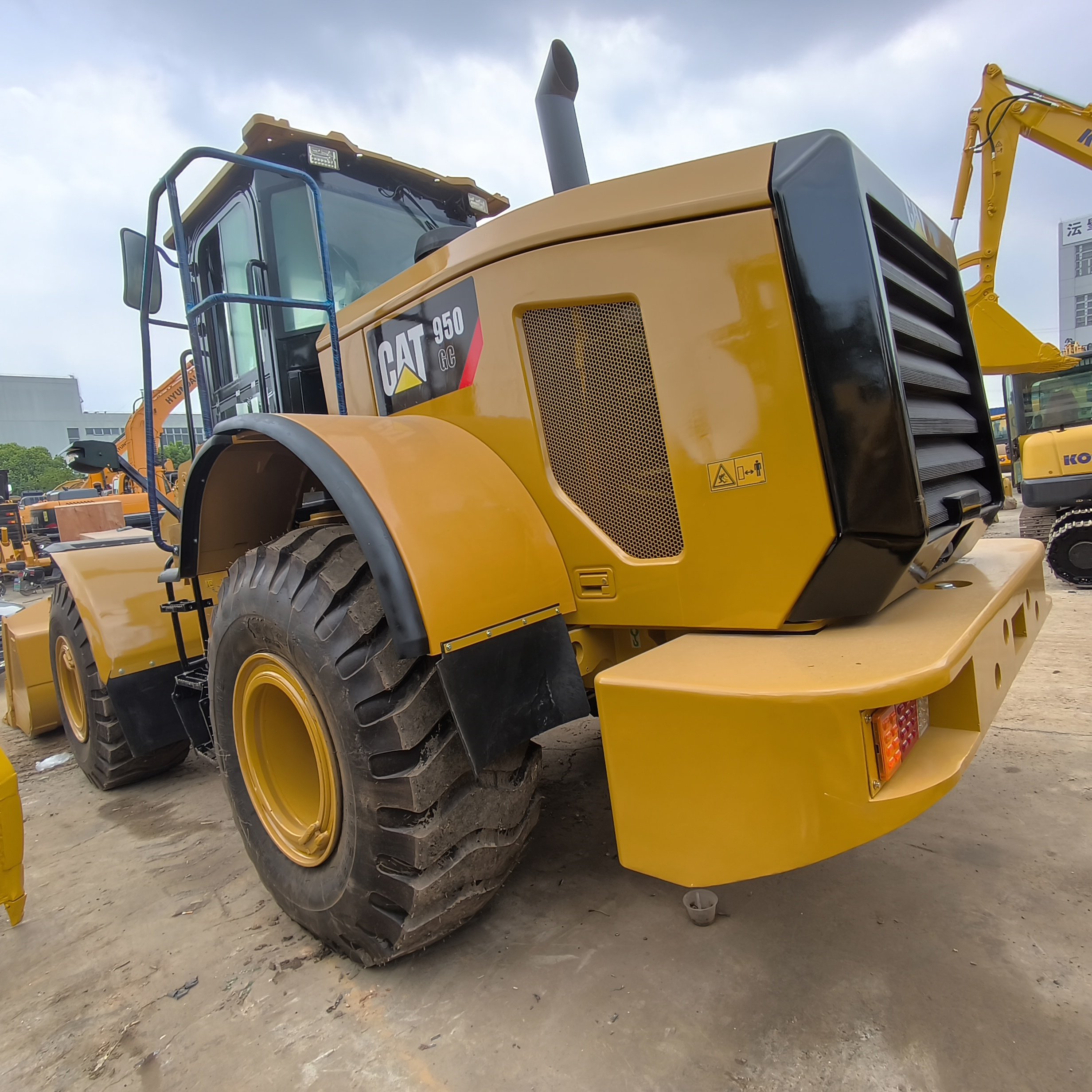 The used CAT 950GC loader is sold in China at an affordable and negotiable price and original Caterpillar engine