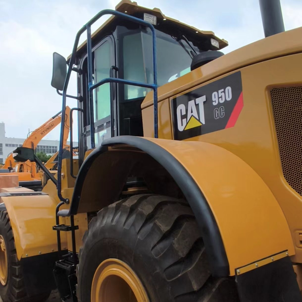 The used CAT 950GC loader is sold in China at an affordable and negotiable price and original Caterpillar engine