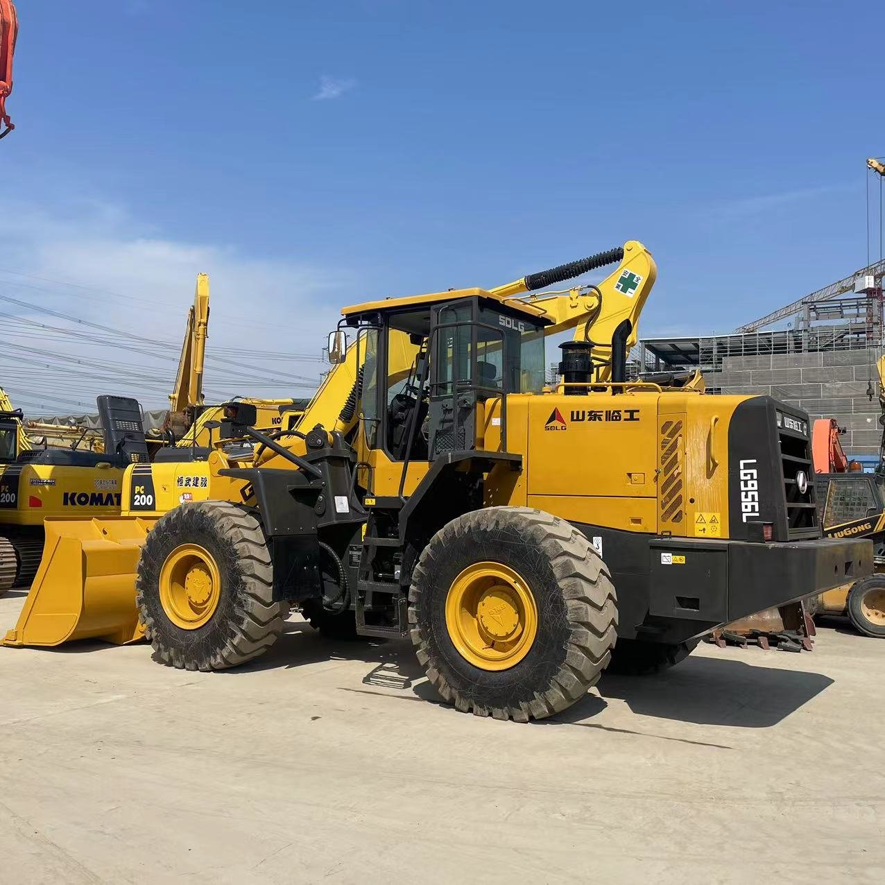 Sell Shandong Lingong LG956L used tire loader at low price.