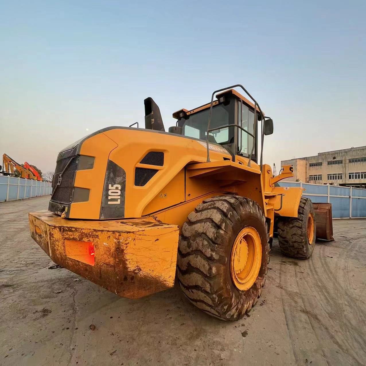 Used Volvo L105 Front Wheel Loader Earth-Moving Machinery with Original Engine and Motor for Sale