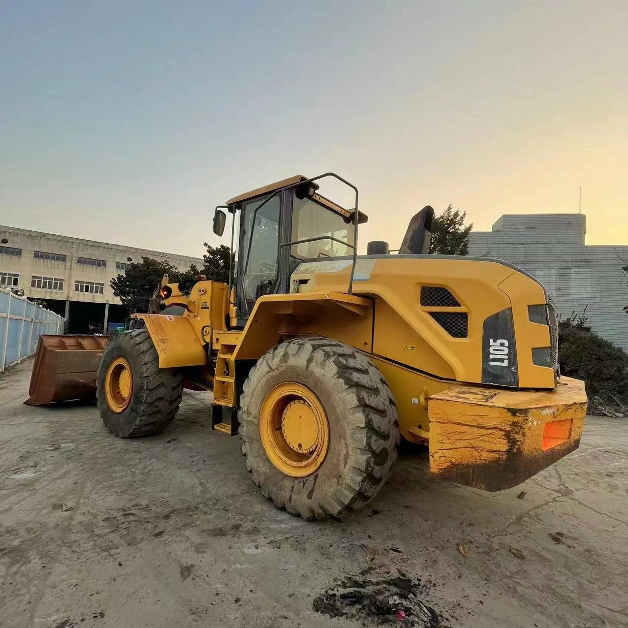 Used Volvo L105 Front Wheel Loader Earth-Moving Machinery with Original Engine and Motor for Sale