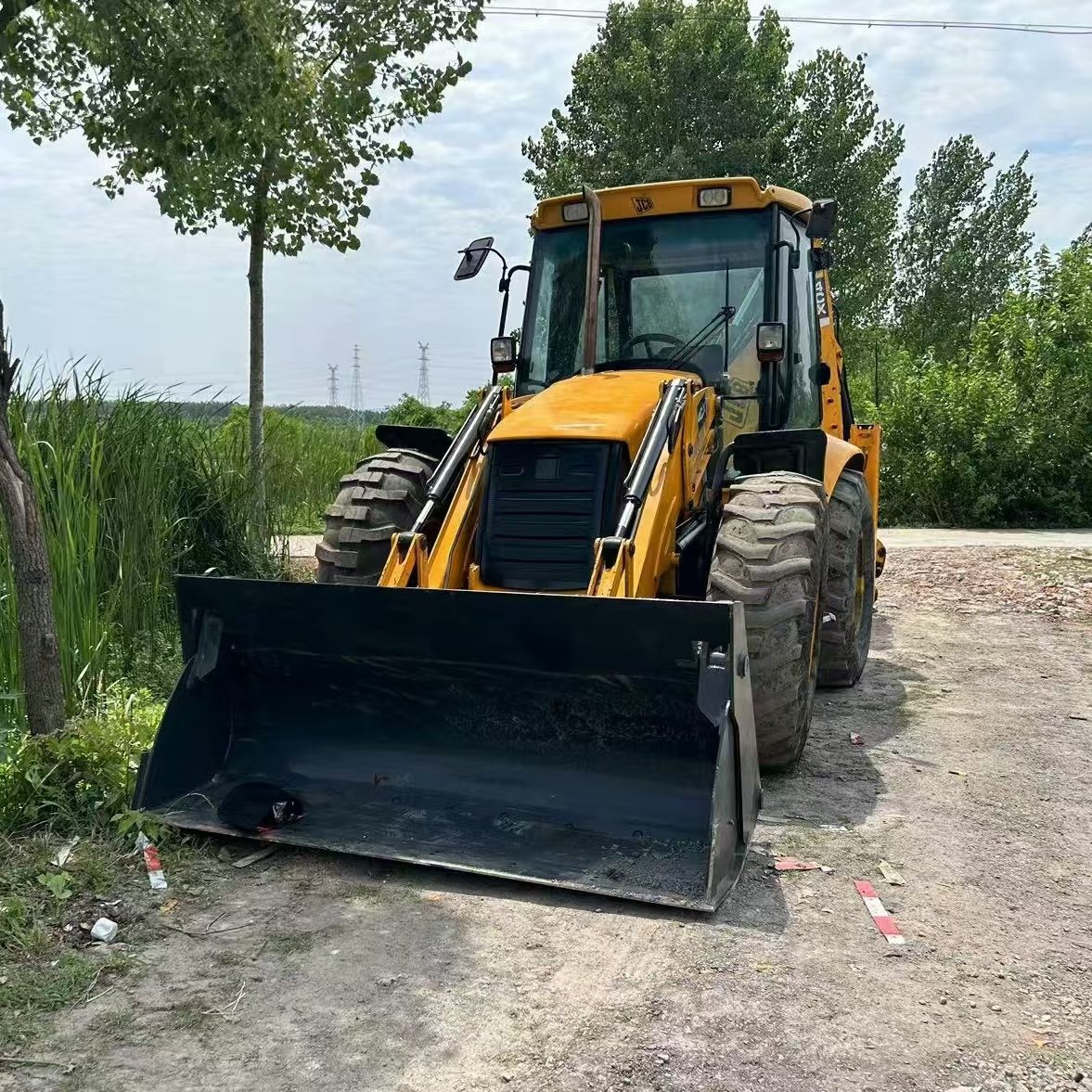 The uesd JCB 4CX backhoe loader is currently available for sale in China and can adapt to various environments