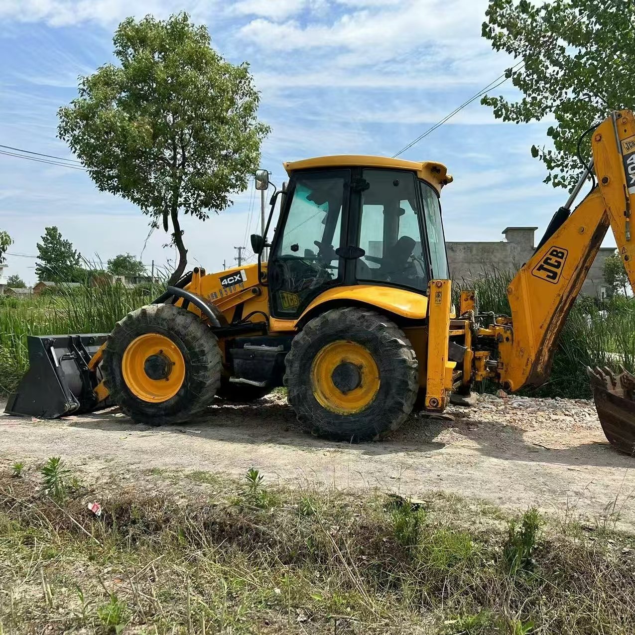 The uesd JCB 4CX backhoe loader is currently available for sale in China and can adapt to various environments