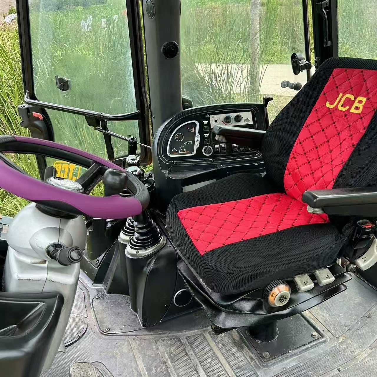 The uesd JCB 4CX backhoe loader is currently available for sale in China and can adapt to various environments