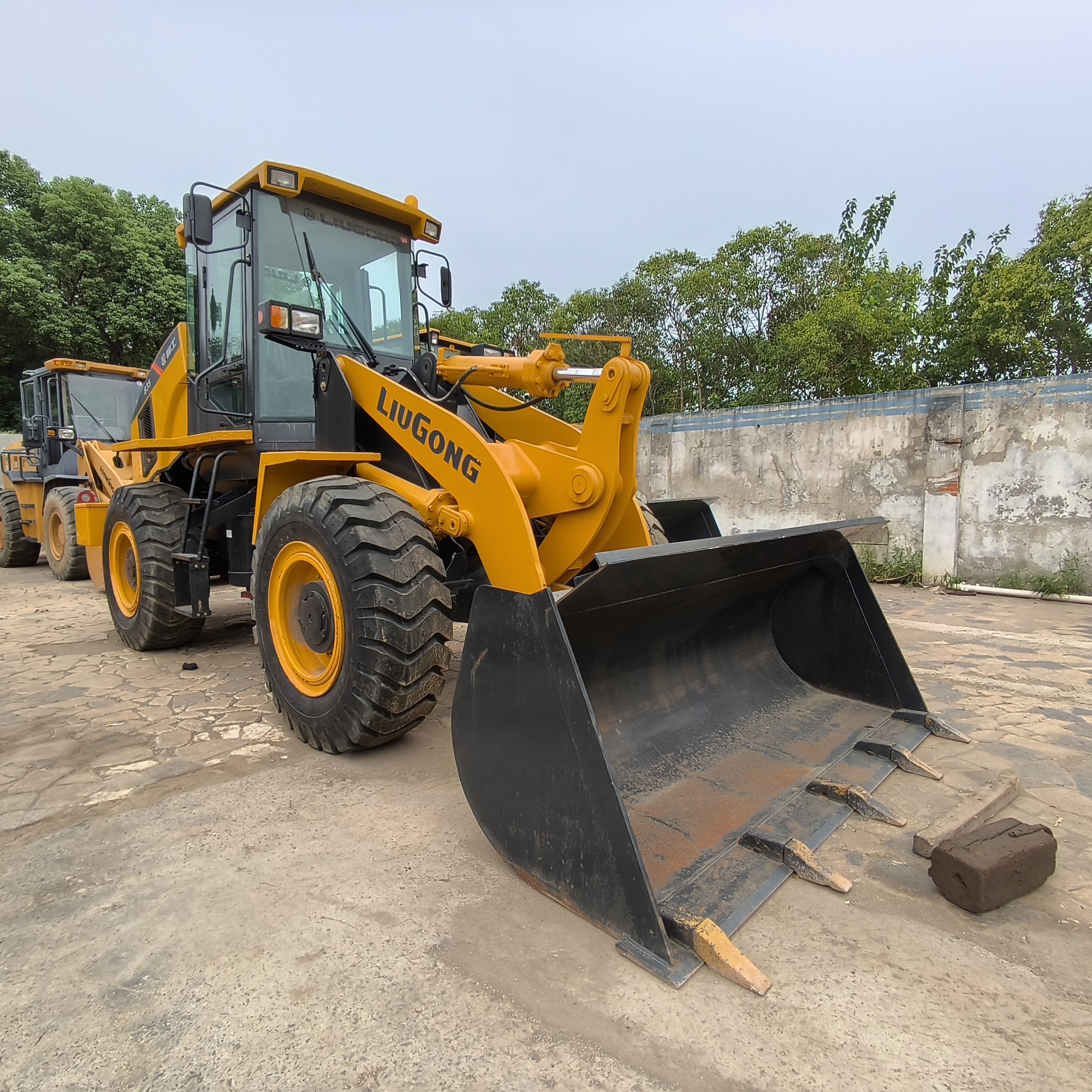 The used LiuGong CLG835 loader is available for sale in China. LiuGong's 3-ton loader has strong power
