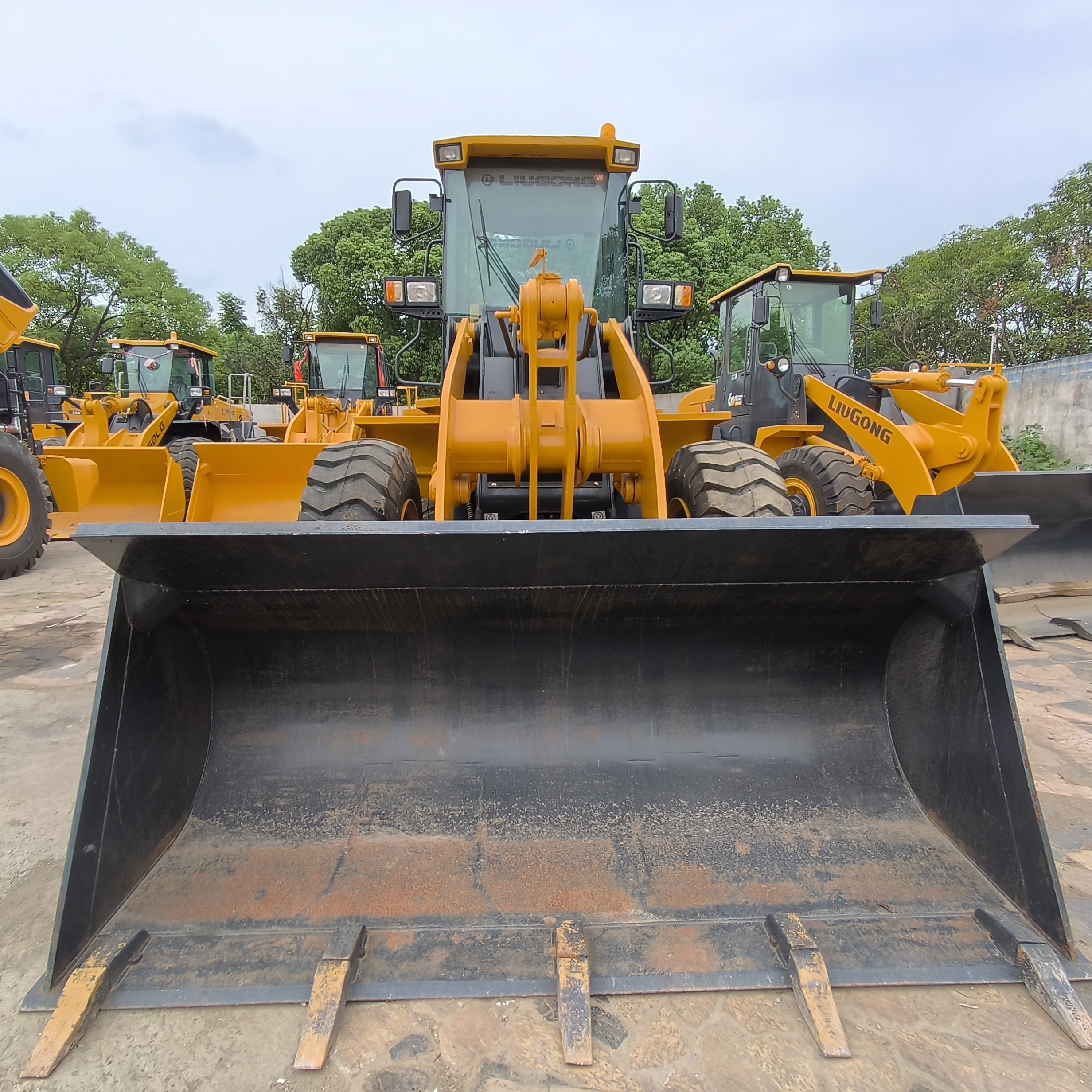 The used LiuGong CLG835 loader is available for sale in China. LiuGong's 3-ton loader has strong power