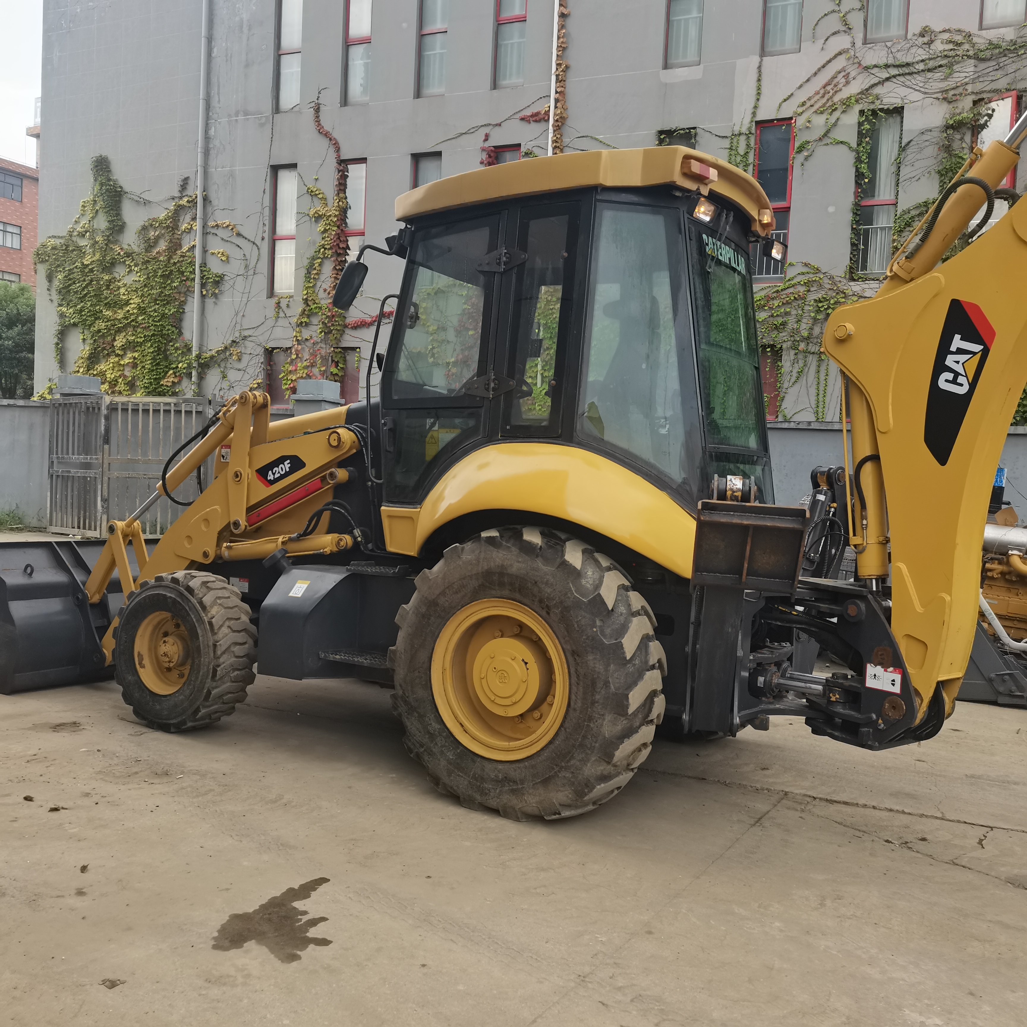 Used cat420f backhoe loader