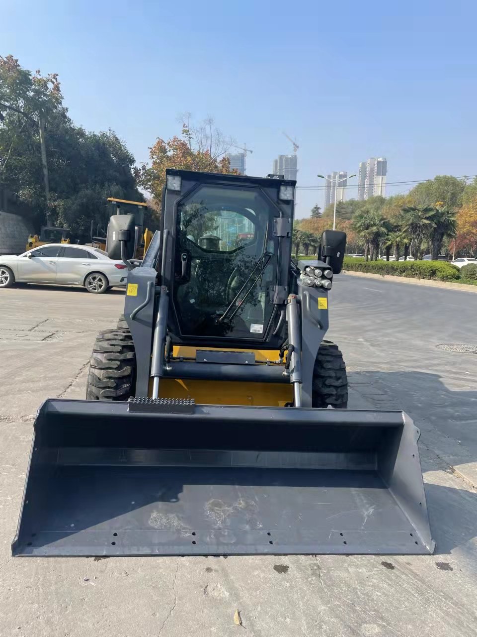 China Mini Skid Steer Loader XC760K Bucket Used Farm Construction Features Motor Engine Optional Attachments Available