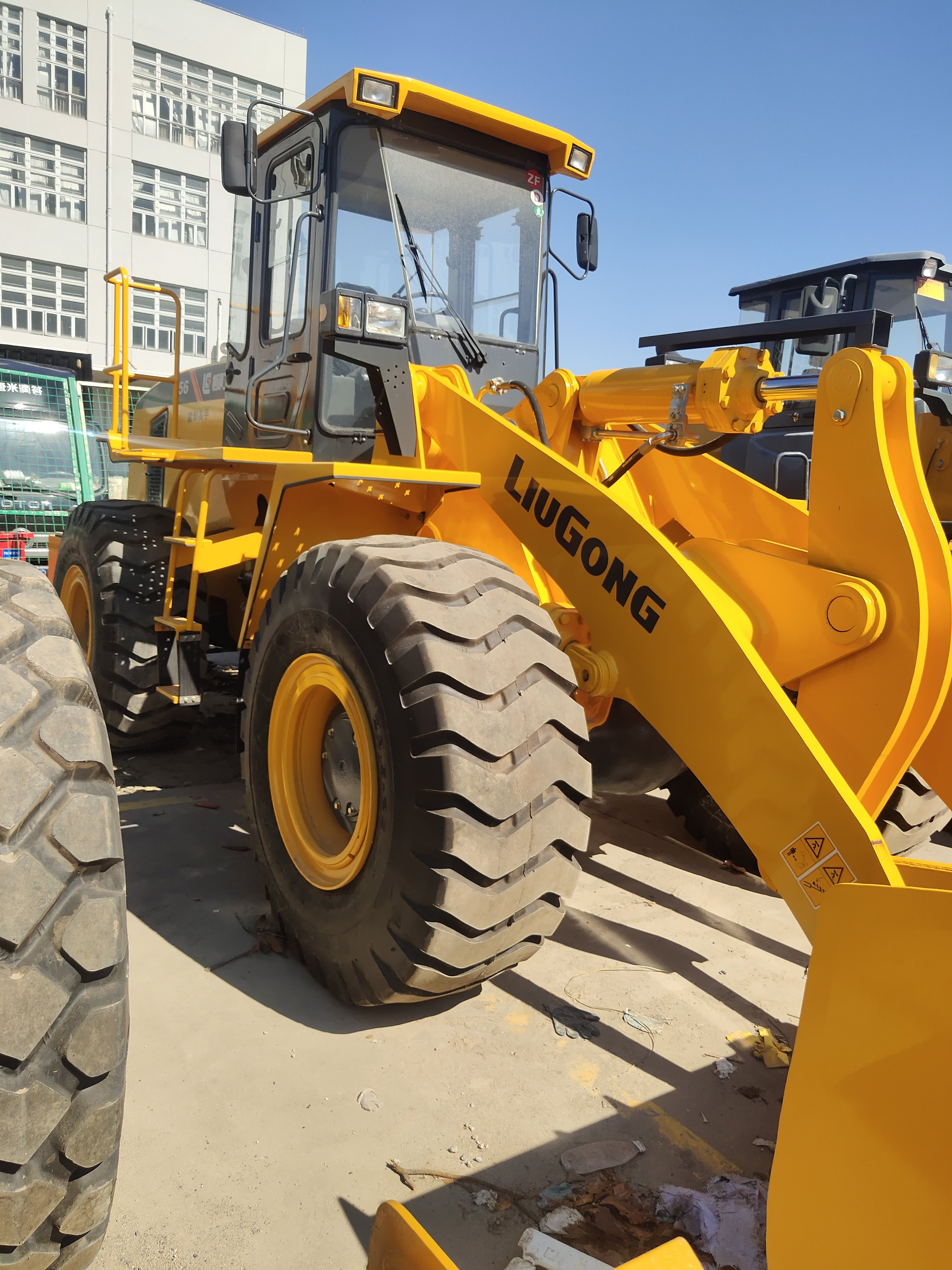 The used loaders 5 ton Liugong CLG856 with strong power and reliable performance is selling well in Bangladesh