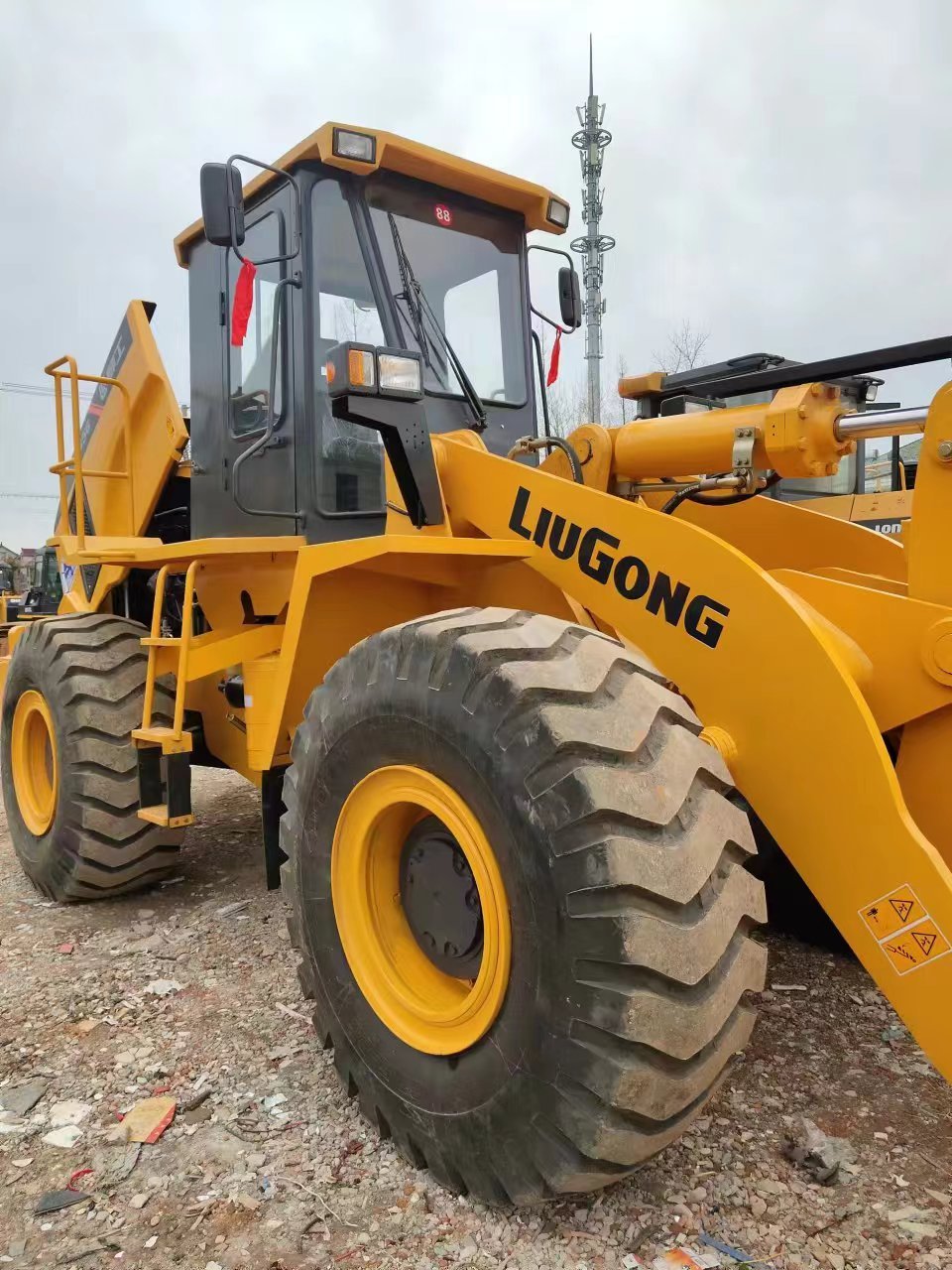 The used loaders 5 ton Liugong CLG856 with strong power and reliable performance is selling well in Bangladesh