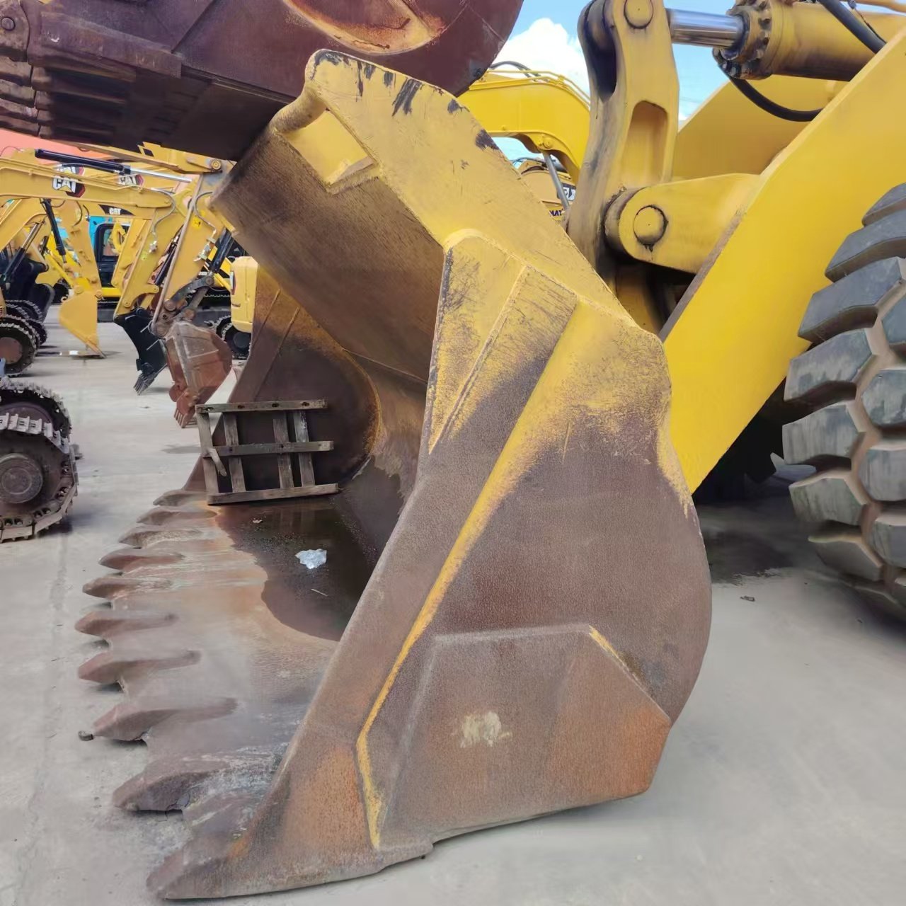 Good quality and low price. Manufactured in 2020. Used original loader. Komatsu WA600. Used loader. Available for sale.