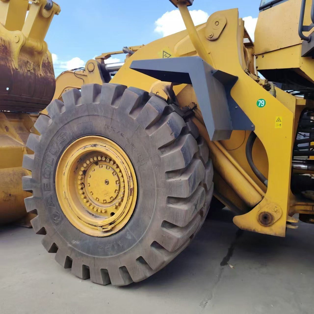 Good quality and low price. Manufactured in 2020. Used original loader. Komatsu WA600. Used loader. Available for sale.