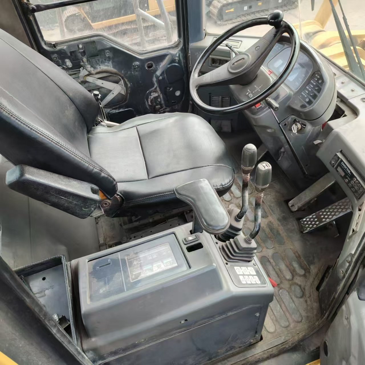 Good quality and low price. Manufactured in 2020. Used original loader. Komatsu WA600. Used loader. Available for sale.