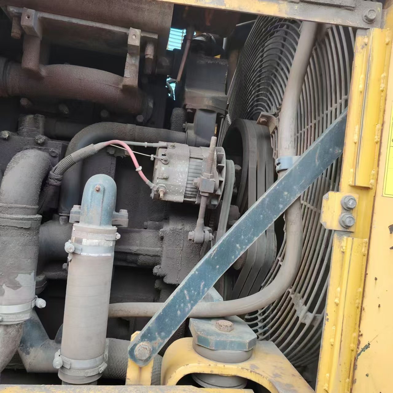 Good quality and low price. Manufactured in 2020. Used original loader. Komatsu WA600. Used loader. Available for sale.
