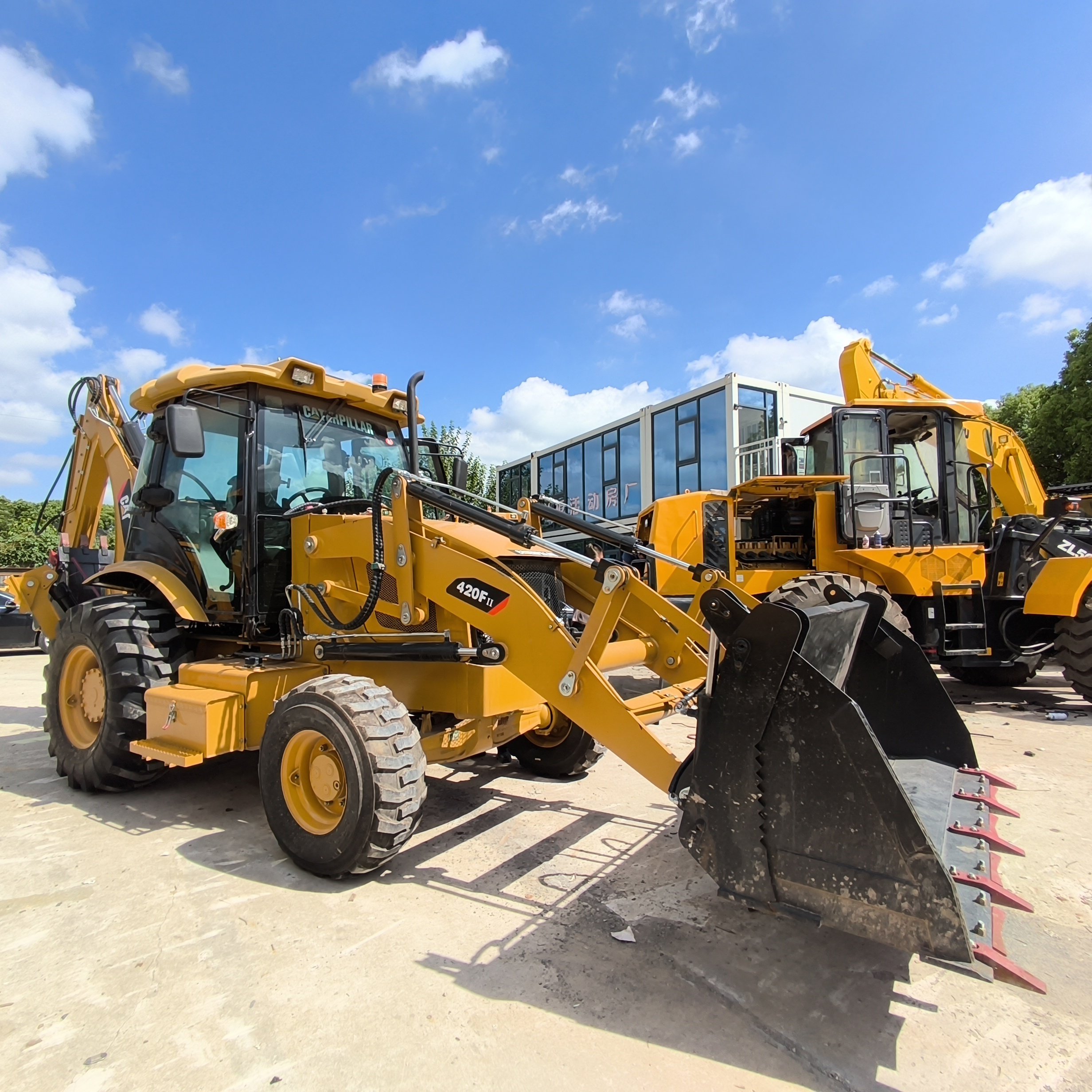 The used CAT 420F backhoe loader for sale in China.Imported original Caterpillar engine and very cheap price