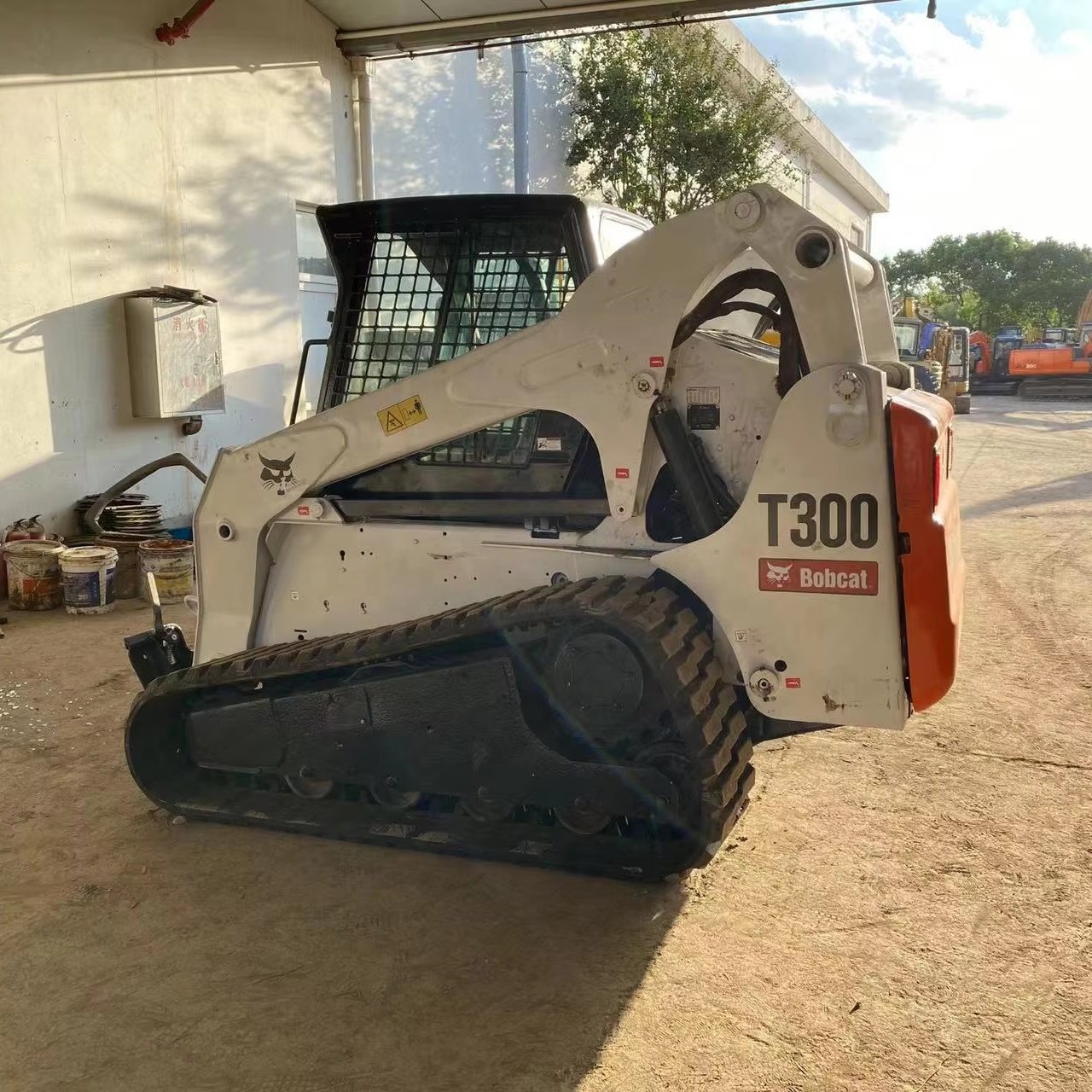 Mini used loaders Used Powerful Performance Bobcat T300 Small Skid Steer Loader With Shovel Bucket