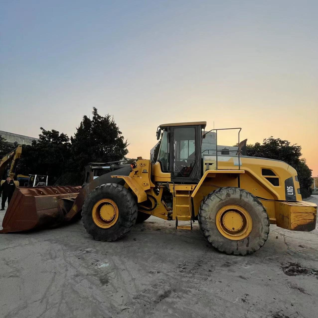 Used Volvo loader L105 L120 L102 L90 Front Wheel Loader Earth-Moving Machinery with Original Engine and Motor for Sale