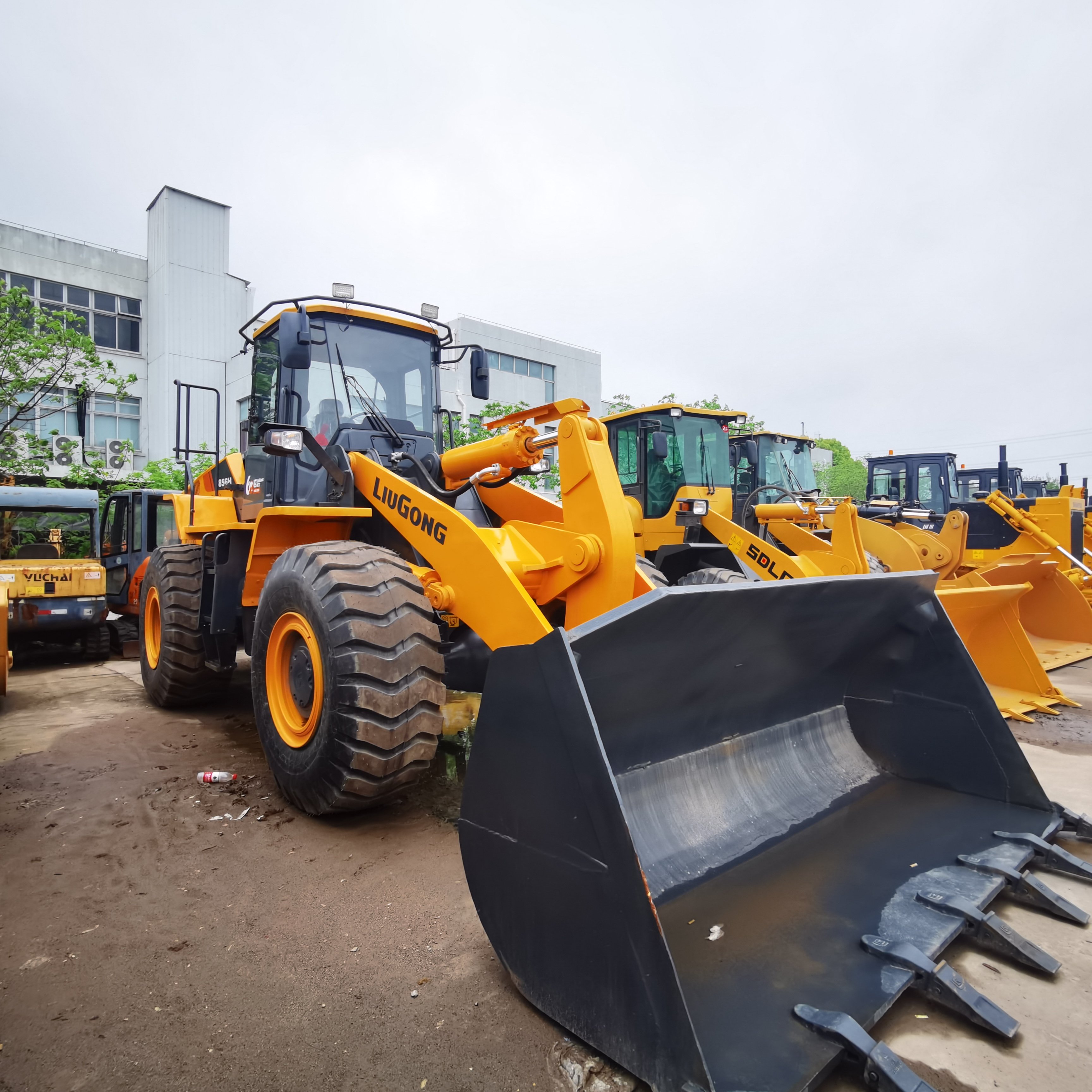 Liugong CLG856H 6 Ton Wheel Loader 165kw Weichai Engine Motor Provided Cummins Engine Yellow Multi Tractor with Front Loader