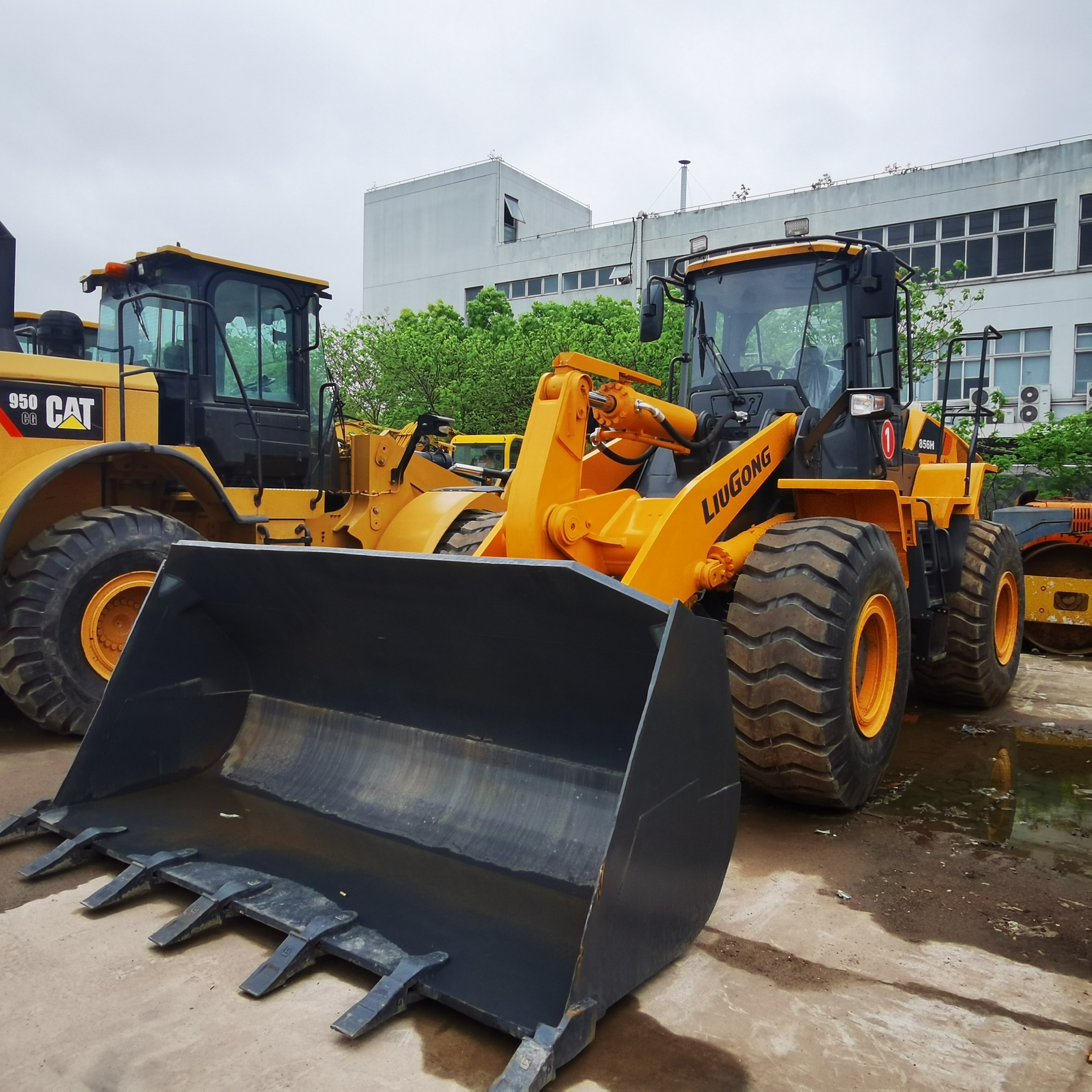 Liugong CLG856H 6 Ton Wheel Loader 165kw Weichai Engine Motor Provided Cummins Engine Yellow Multi Tractor with Front Loader