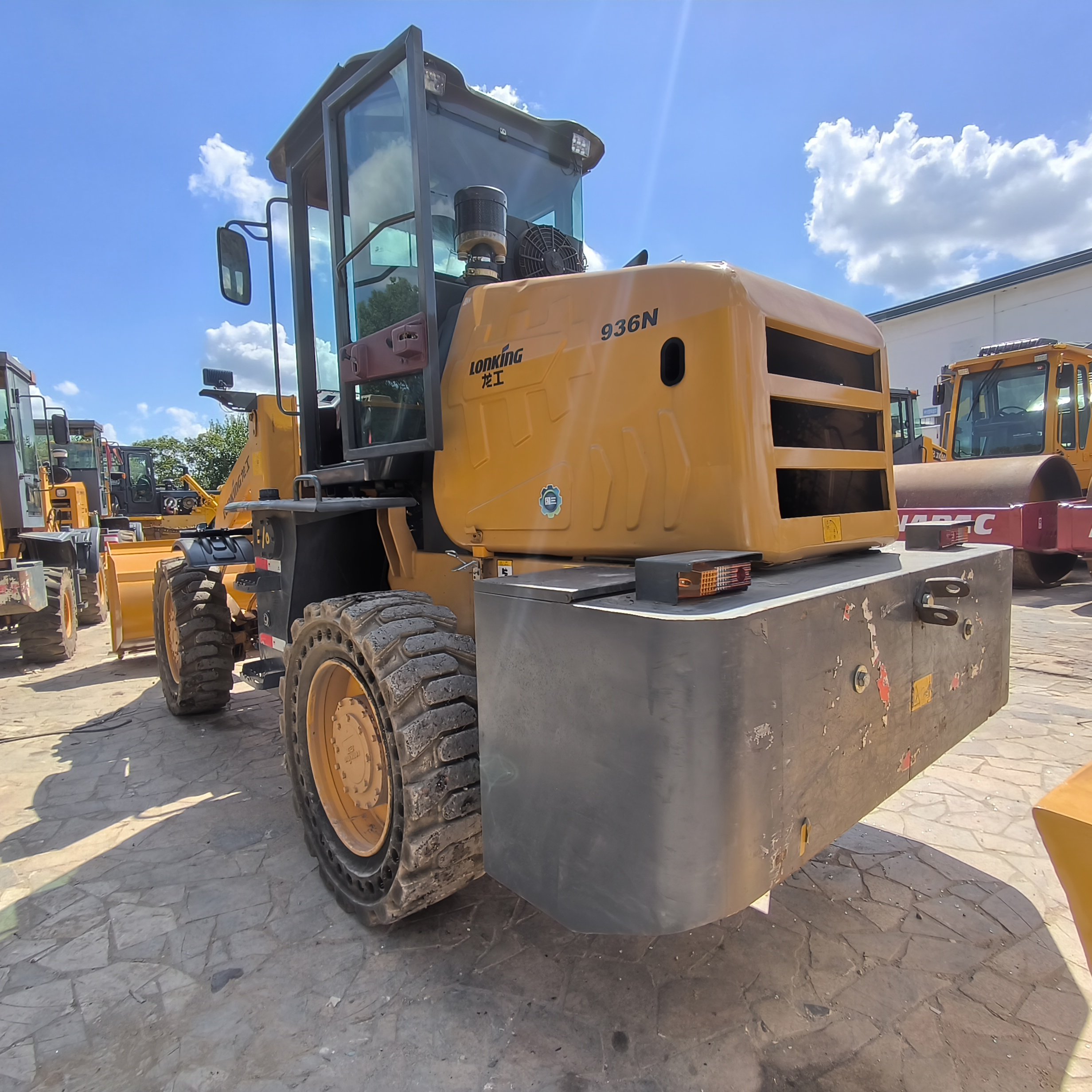 The used Lonking 936N loader is for sale in China, and the price of Lonking 3-ton loader is negotiable and cheap