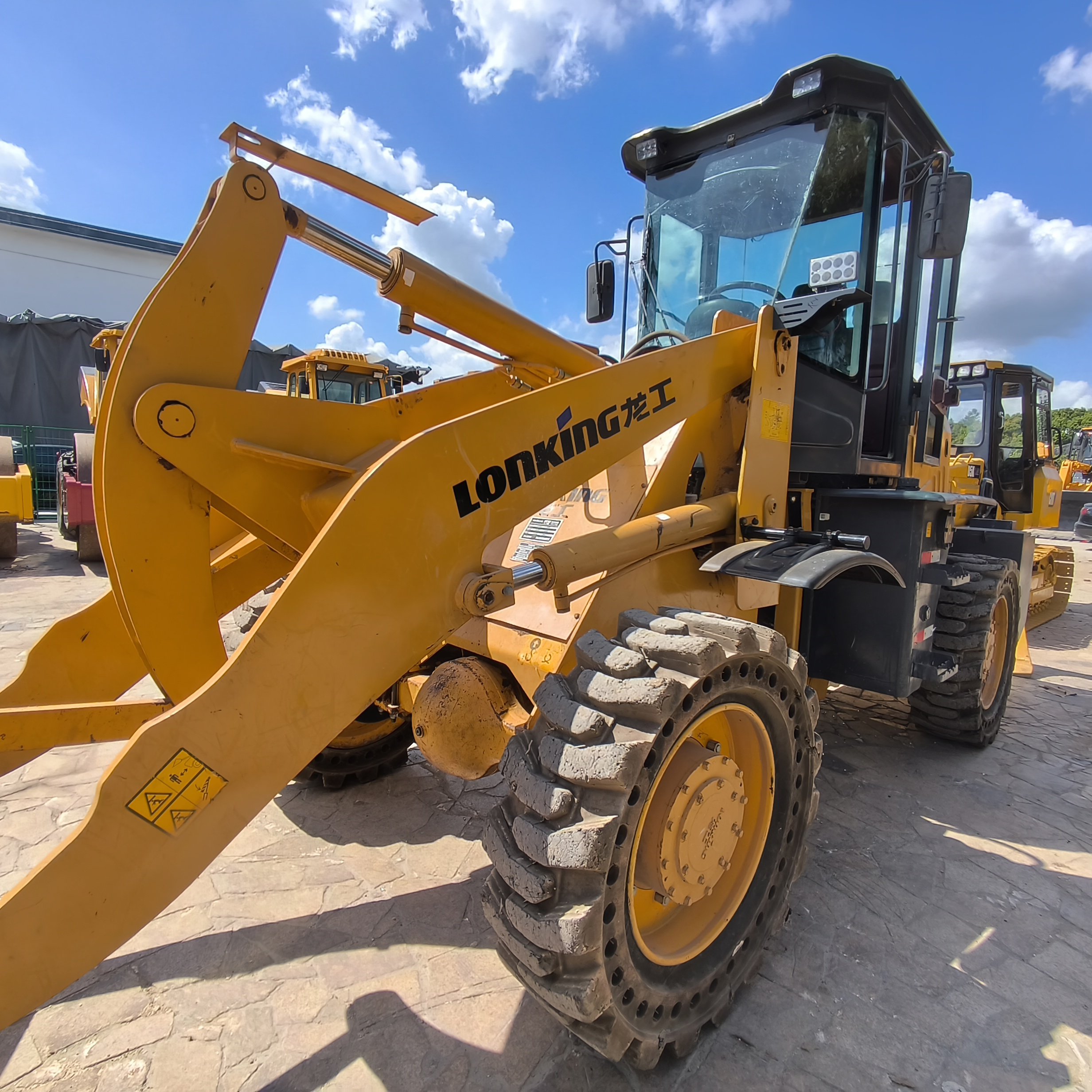 The used Lonking 936N loader is for sale in China, and the price of Lonking 3-ton loader is negotiable and cheap
