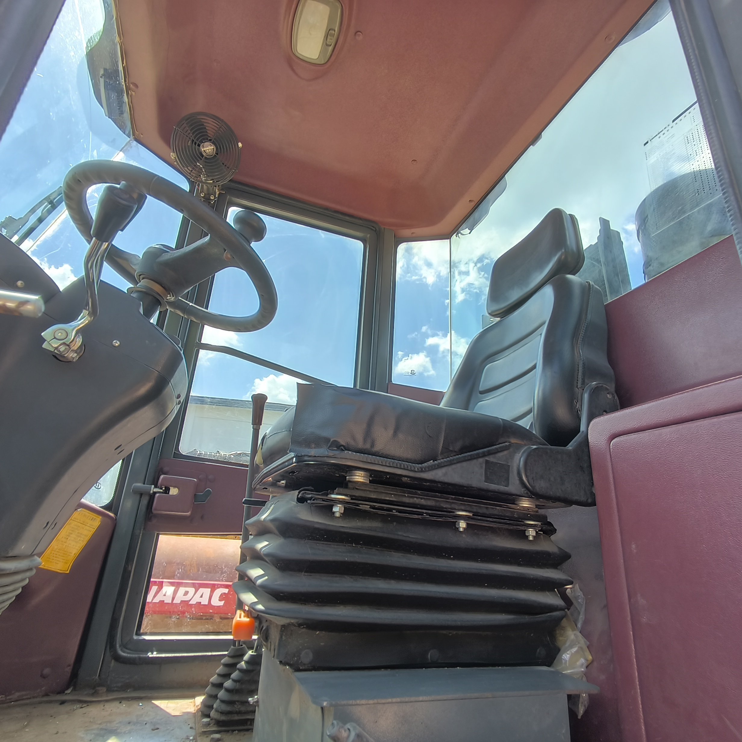 The used Lonking 936N loader is for sale in China, and the price of Lonking 3-ton loader is negotiable and cheap